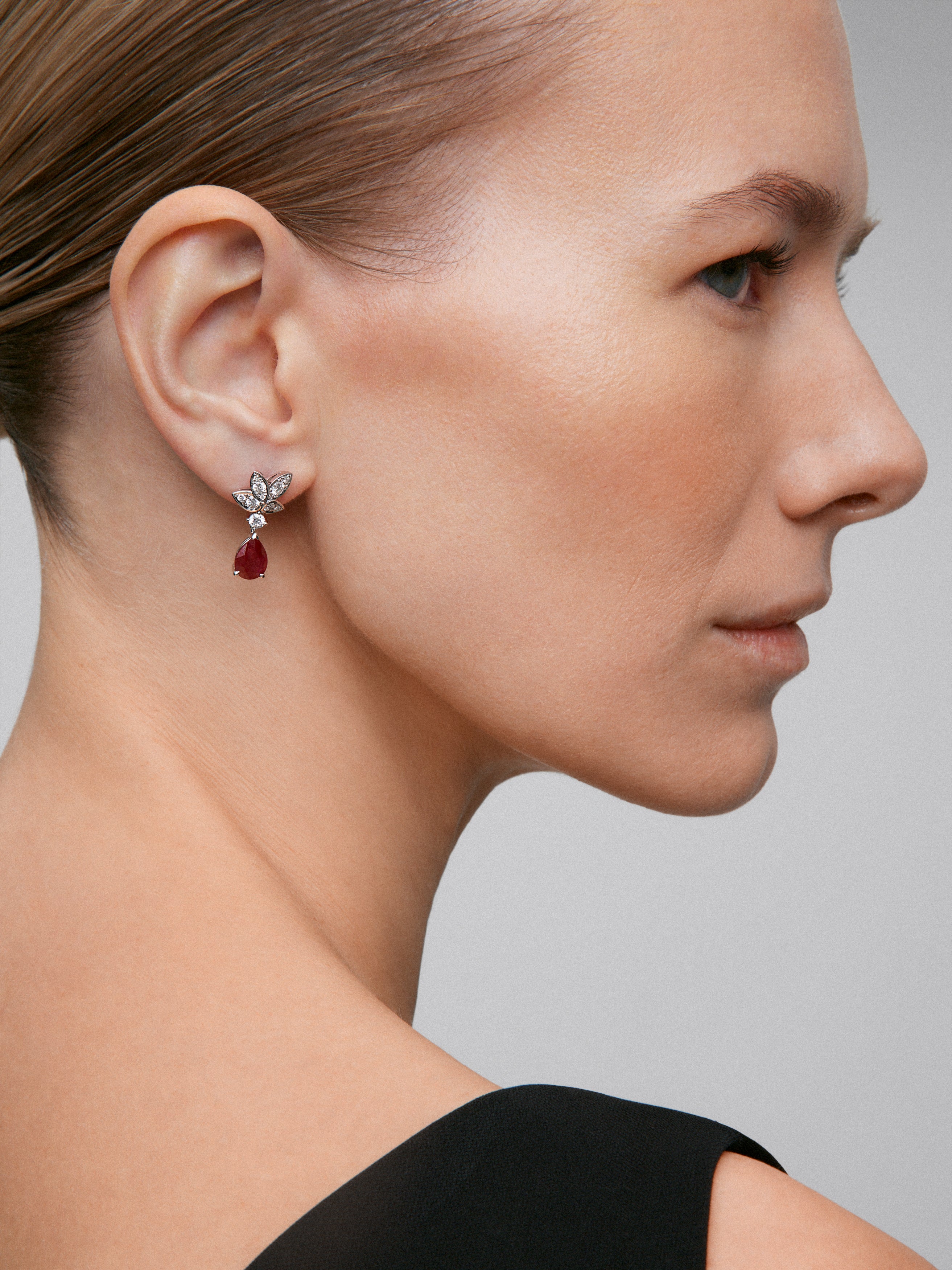 Pendientes de oro blanco de 18K con rubÃ­es rojos pigeon blod en talla pera de 4,62 cts y diamantes blancos en talla brillante de 0,89 cts