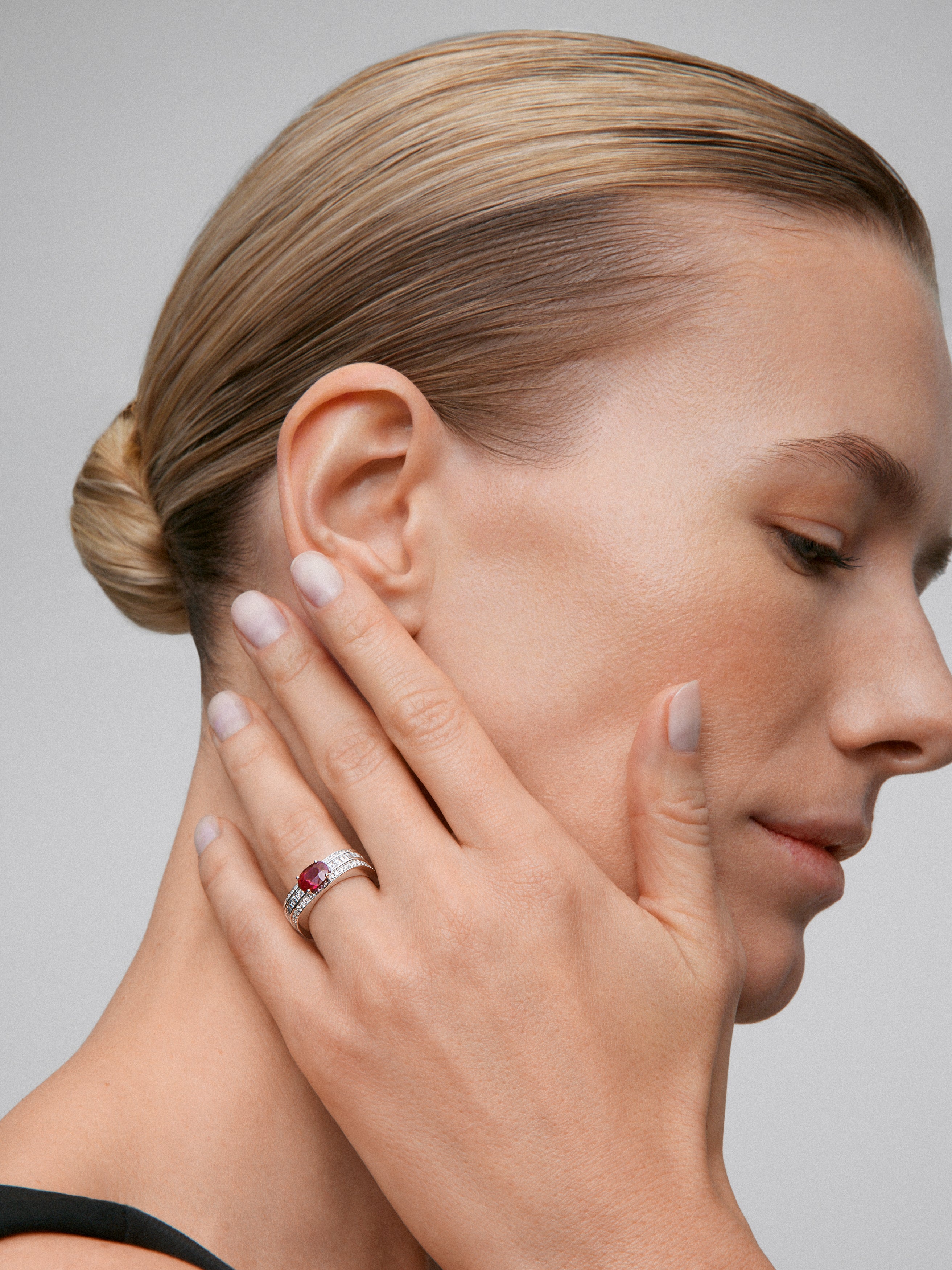 Anillo de oro blanco de 18K con rubí rojo pigeon blod en talla oval de 1,49 cts y diamantes blancos en talla baguette y brillante de 0,81 cts