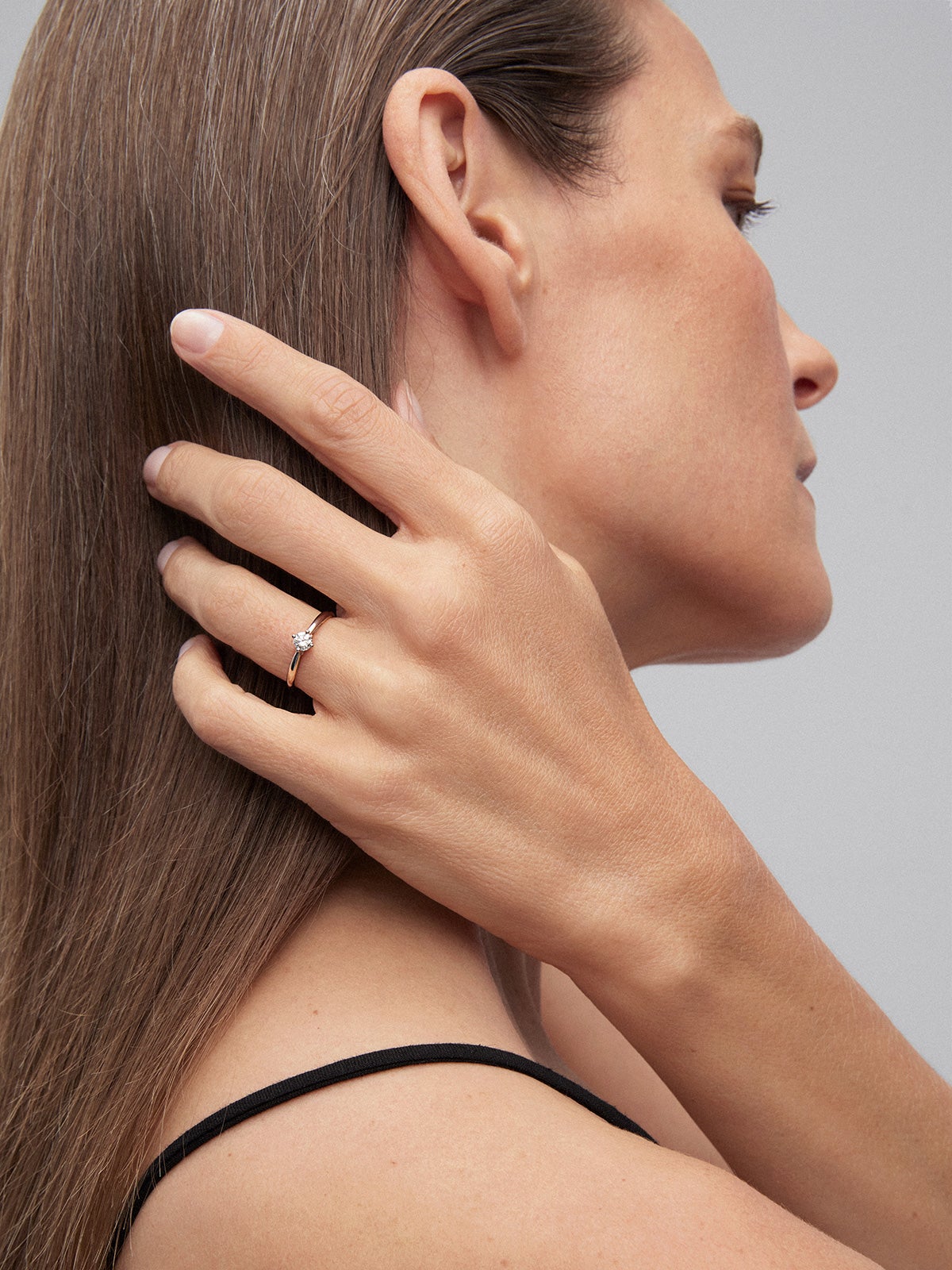 Anillo solitario de compromiso de oro blanco de 18K con diamantes