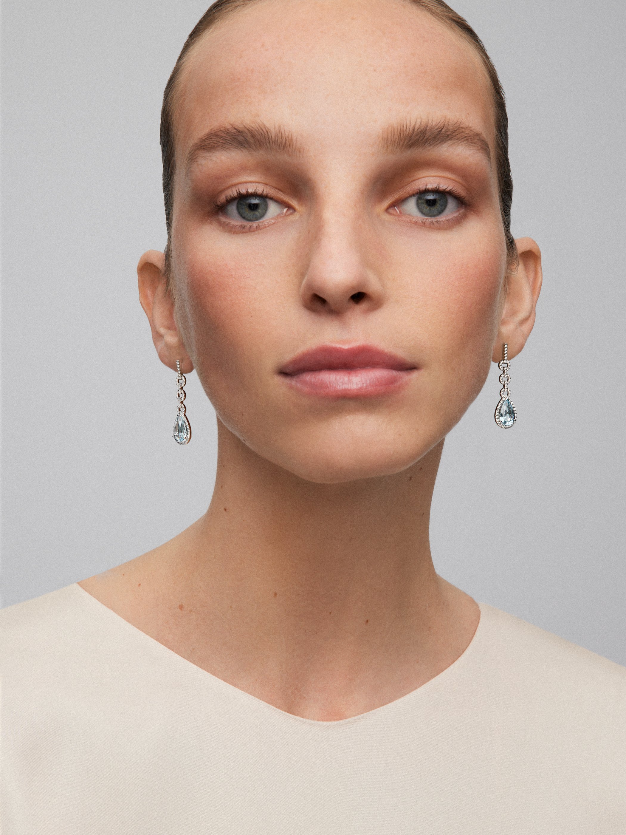Pendientes de oro blanco de 18K con 2 aguamarinas en talla pera de 10,05 cts y con diamantes en talla brillante con un total de 0,73 cts
