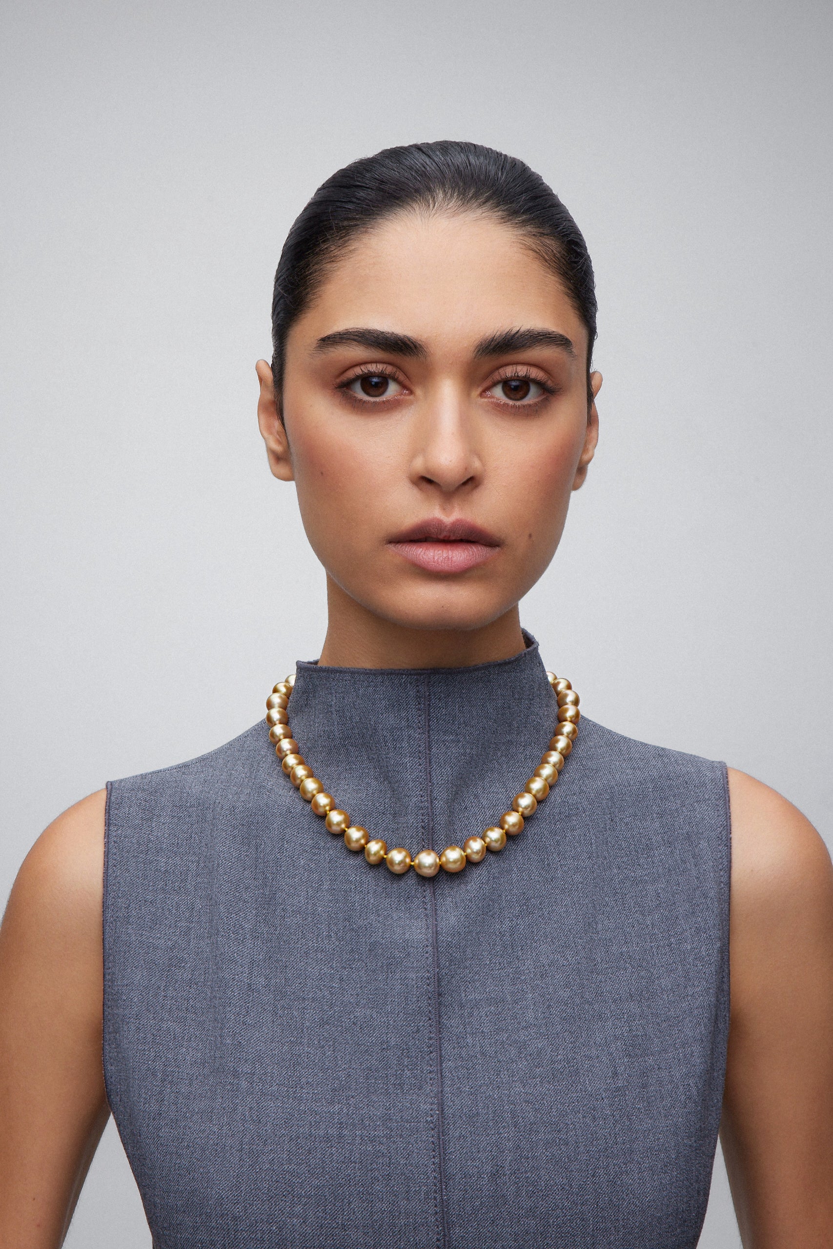 Collar de oro blanco de 18K con 39 perlas doradas esféricas