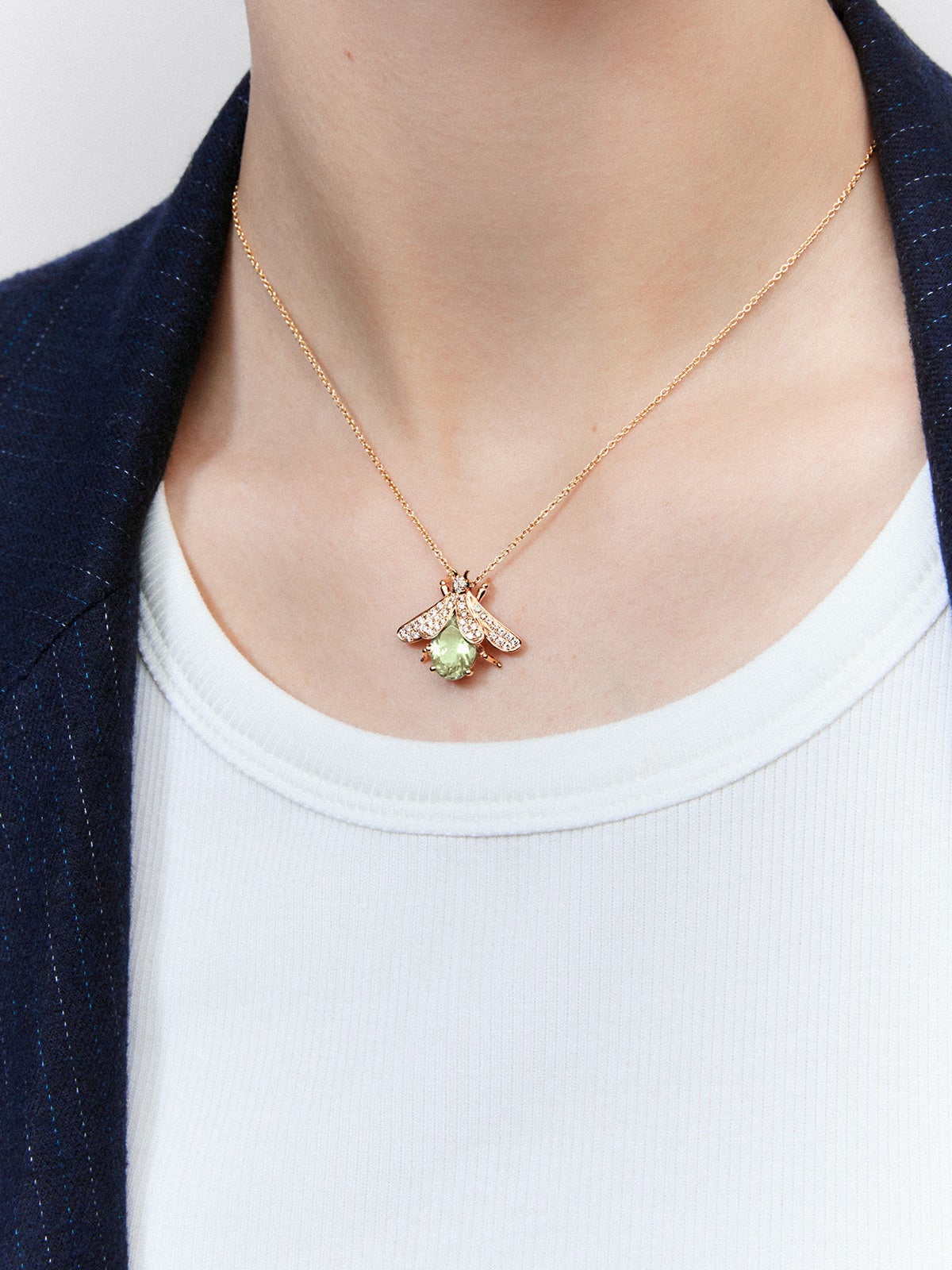 Colgante de oro blanco de 18K con amatista verde en talla oval de 2,5 cts, 42 diamantes marrones en talla brillante con un total de 0,36 cts y 2 zafiros azules en talla brillante con un total de 0,01 cts