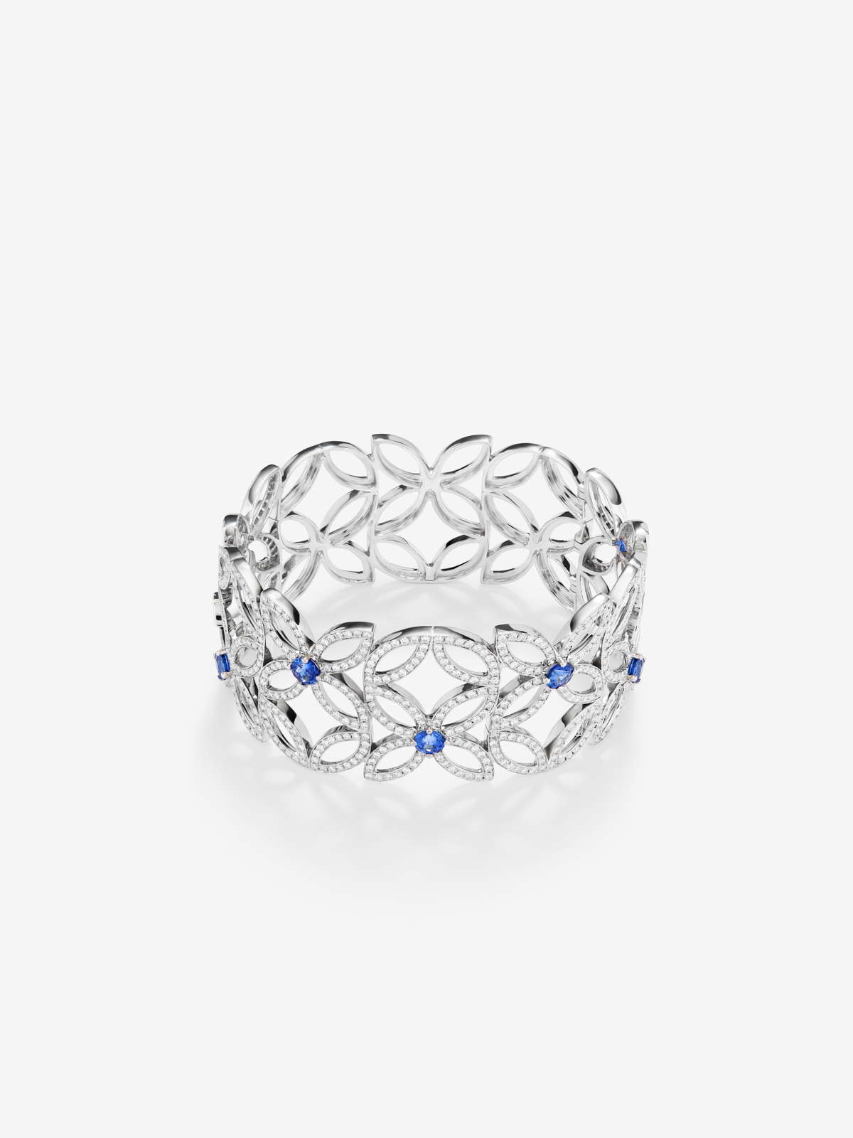 18K white gold bracelet with blue sapphiros in bright size of 3.5 cts and white diamonds in bright size of 5.12 cts