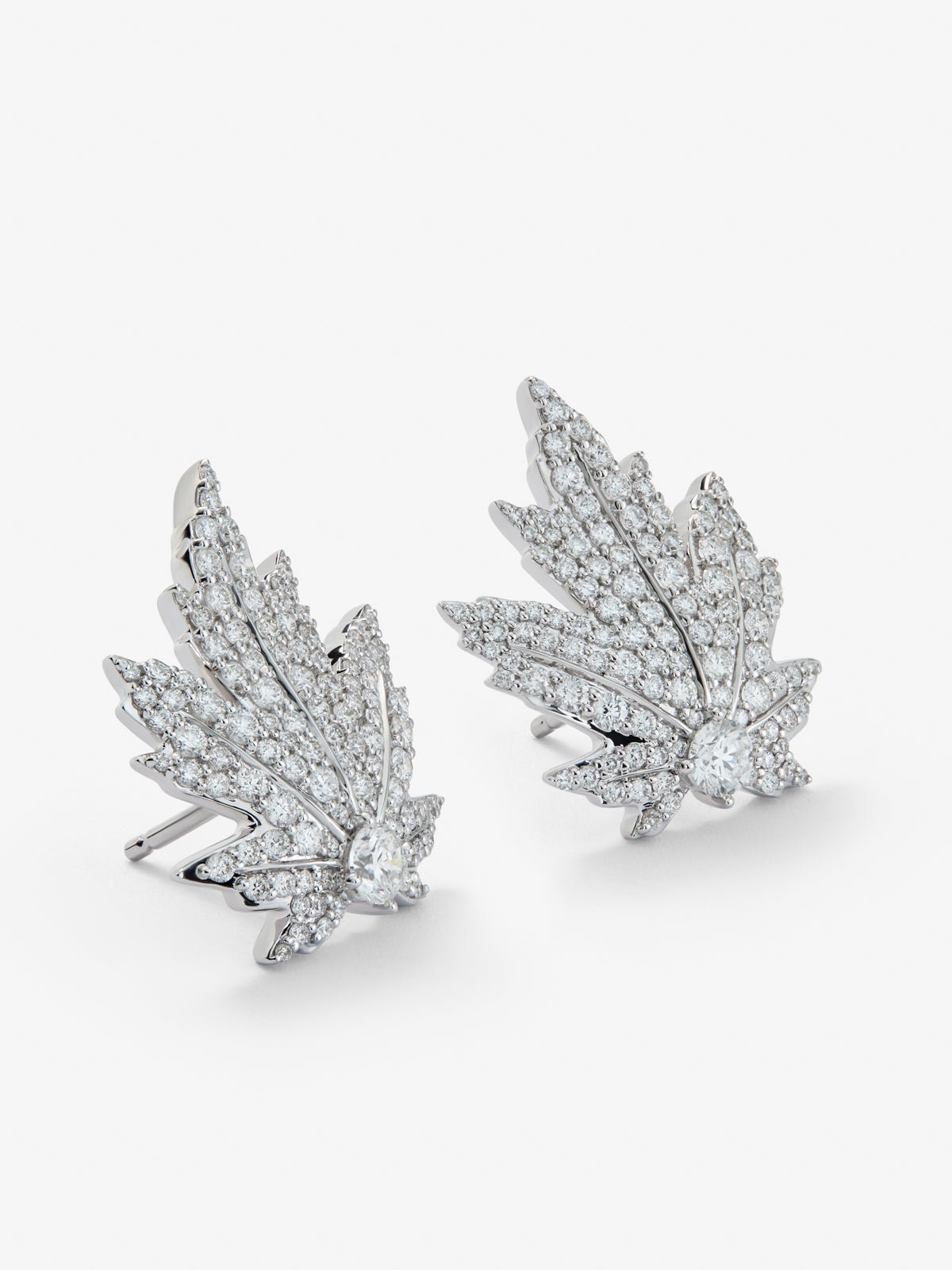 Pendientes de oro blanco de 18K con 2 diamantes centrales, pavé de diamantes y forma de hoja de arce