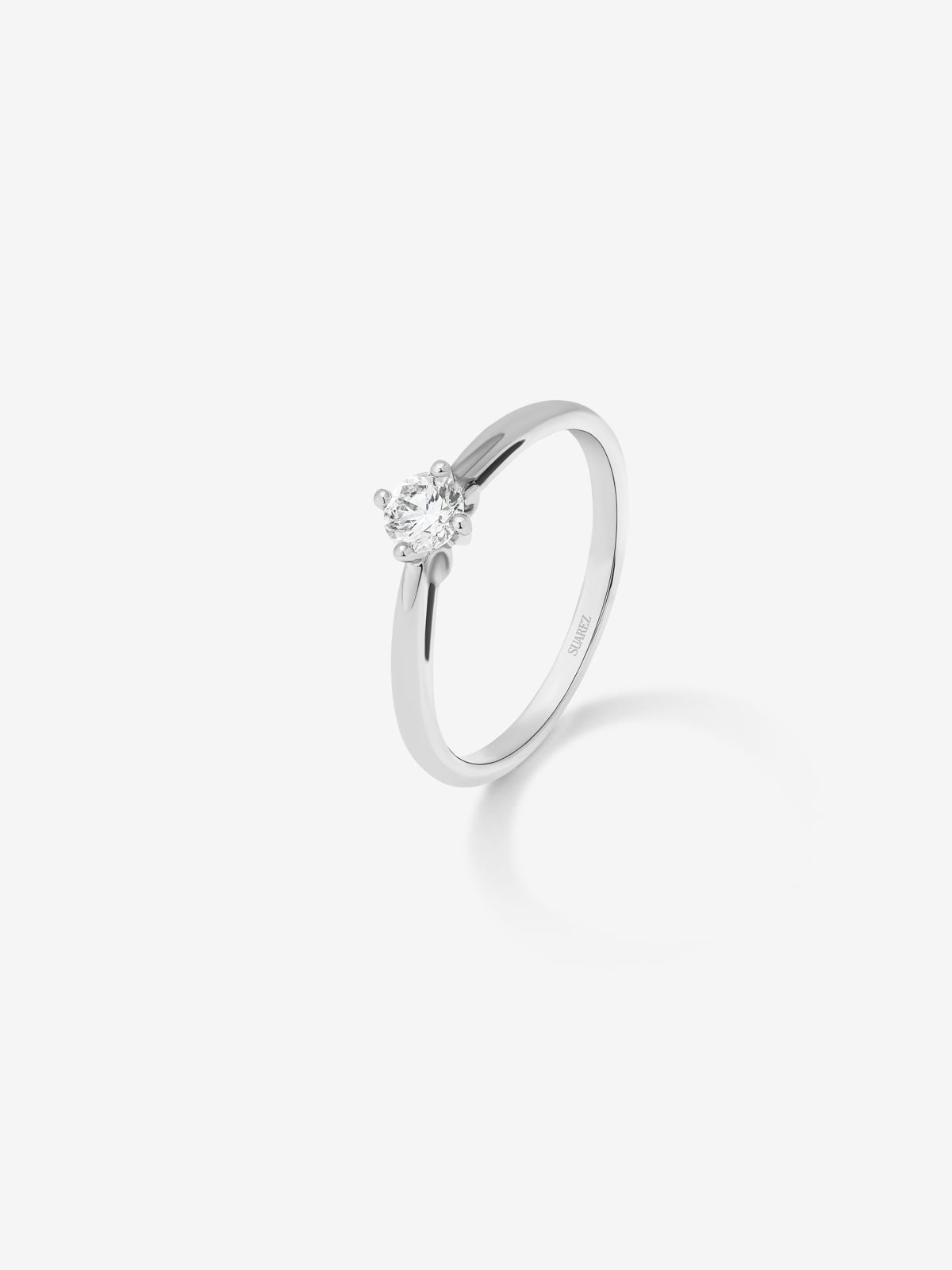 Anillo solitario de compromiso de oro blanco de 18K con diamantes