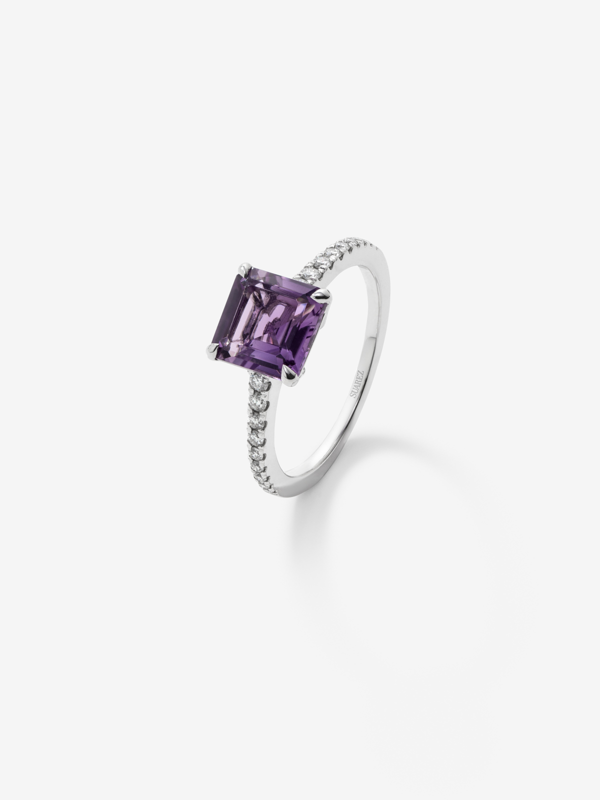 18K yellow gold solitary ring with purple amethyst in radiant size 1.79 cts and 0.18 cts white diamonds
