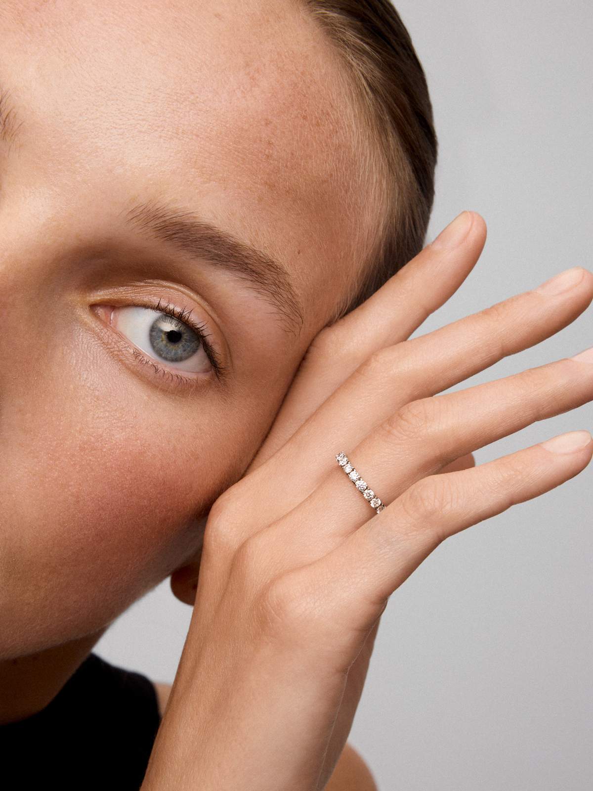 Anillo alianza media de compromiso de oro blanco de 18K con diamantes en garra