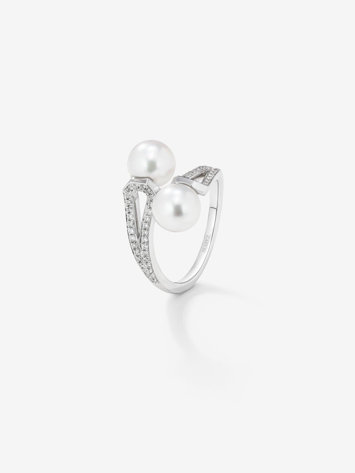 Anillo tú y yo de oro blanco de 18K con 2 perlas akoya de 7mm y 62 diamantes en talla brillante con un total de 0,22 cts
