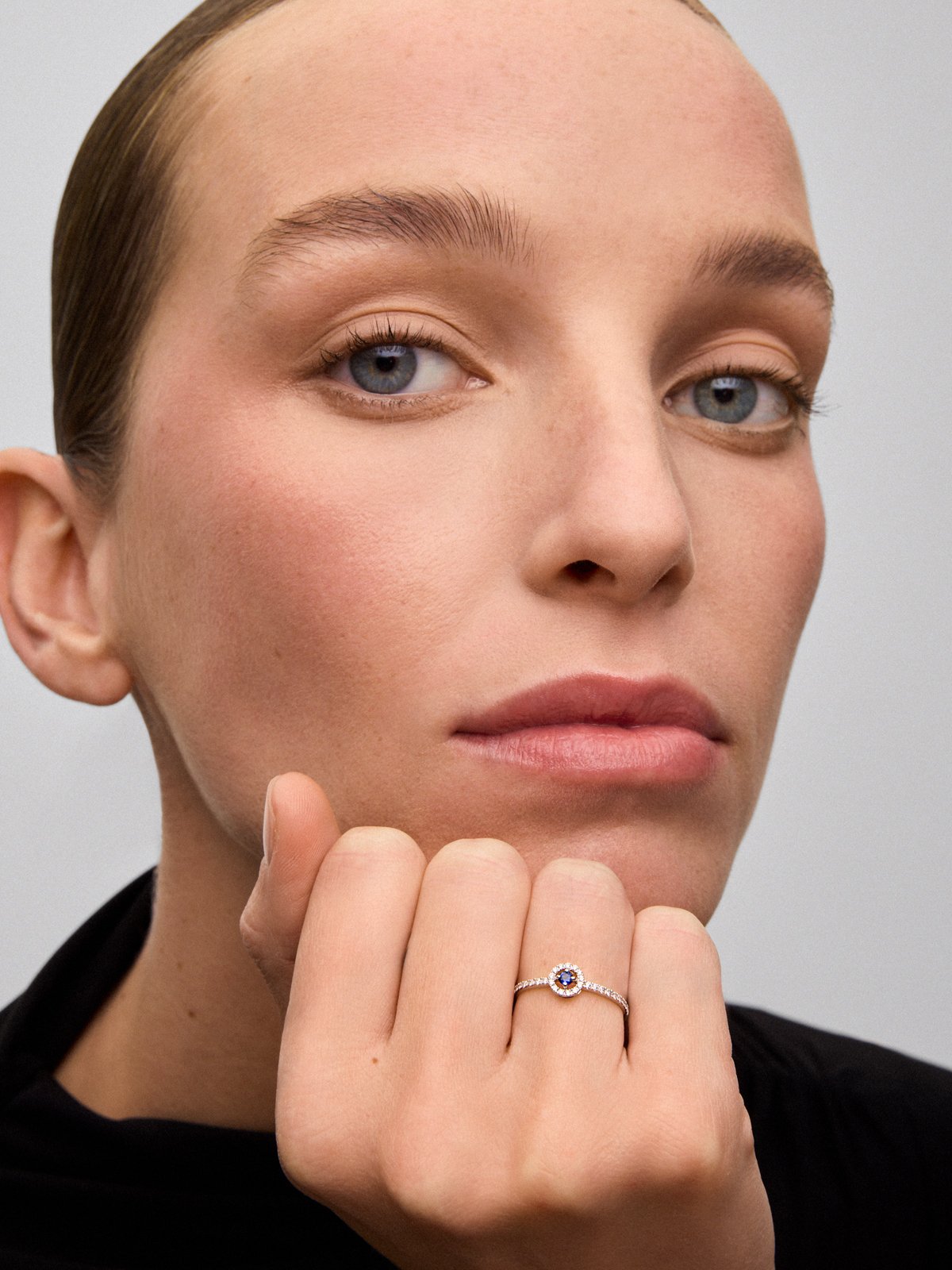 Anillo de oro blanco de 18K con 33 diamantes en talla brillante de con un total 0,18 cts y zafiro azul en talla brillante con un total de 0,08 cts