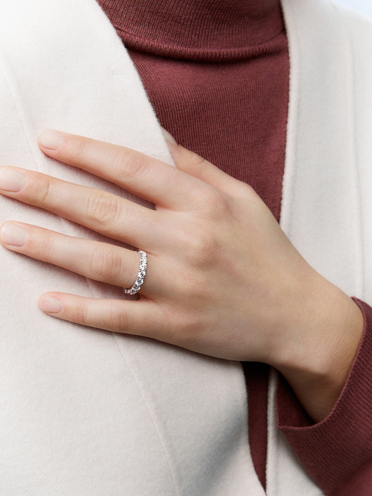 Anillo alianza de compromiso de oro blanco de 18K con diamantes