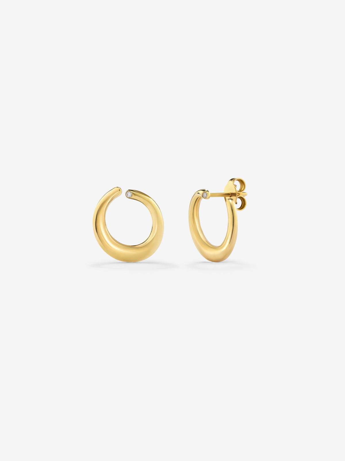 Small and 18k yellow gold smooth slopes with diamond