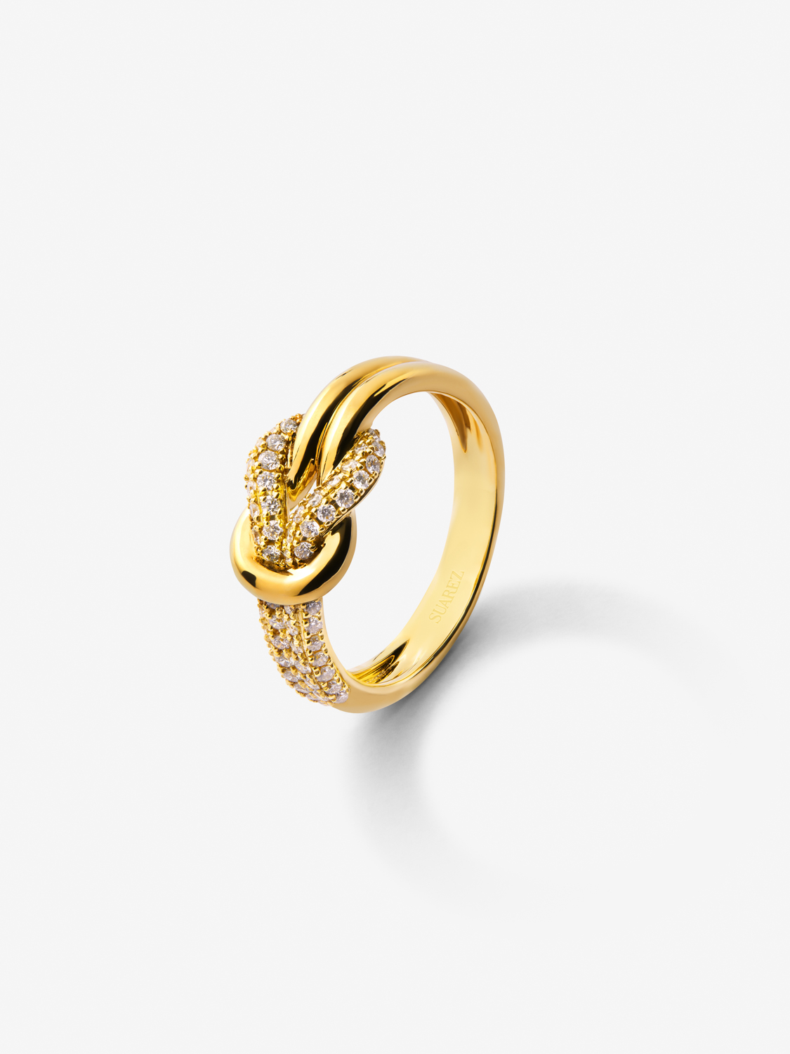 Anillo de oro amarillo de 18K con diamantes blancos en talla brillante de 0,32 cts y forma de nudo
