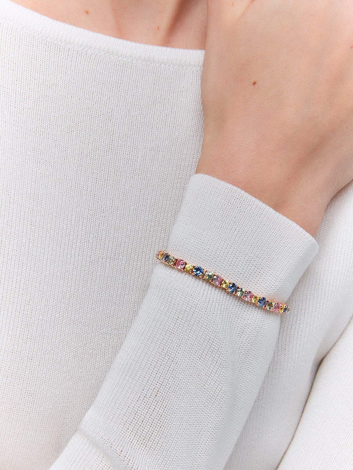 Pulsra riviere de oro rosa de 18K con zafiro multicolor