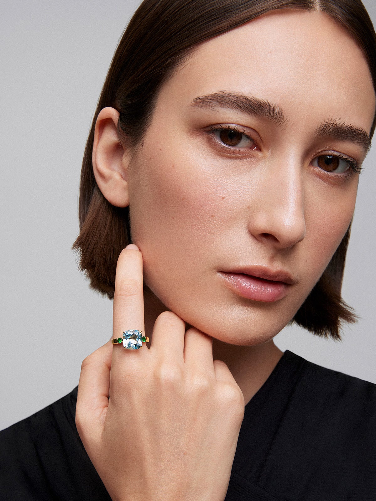 Anillo solitario de oro amarillo de 18k con topacio sky