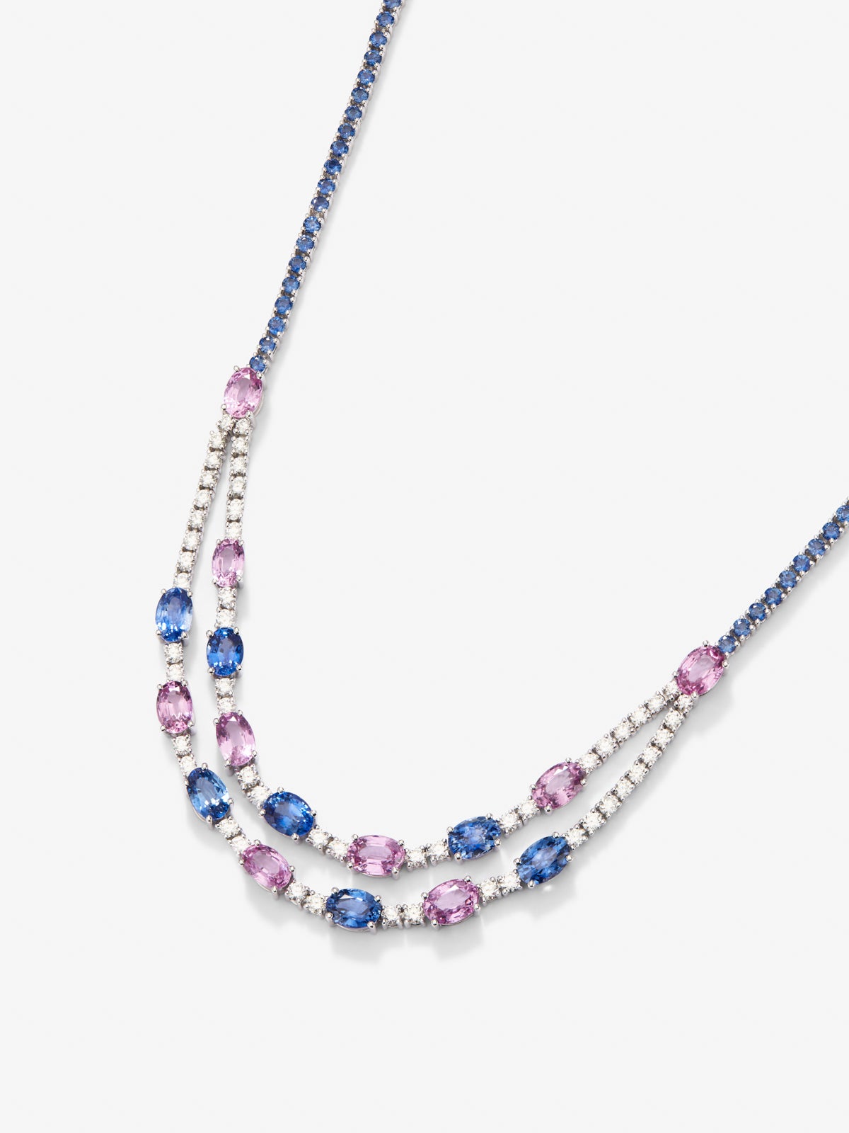 Collar de oro blanco de 18K con zafiros azules en talla oval de 15,7 cts, zafiros rosas en talla oval de 10,17 cts y diamantes blancos en talla brillante de 3,08 cts
