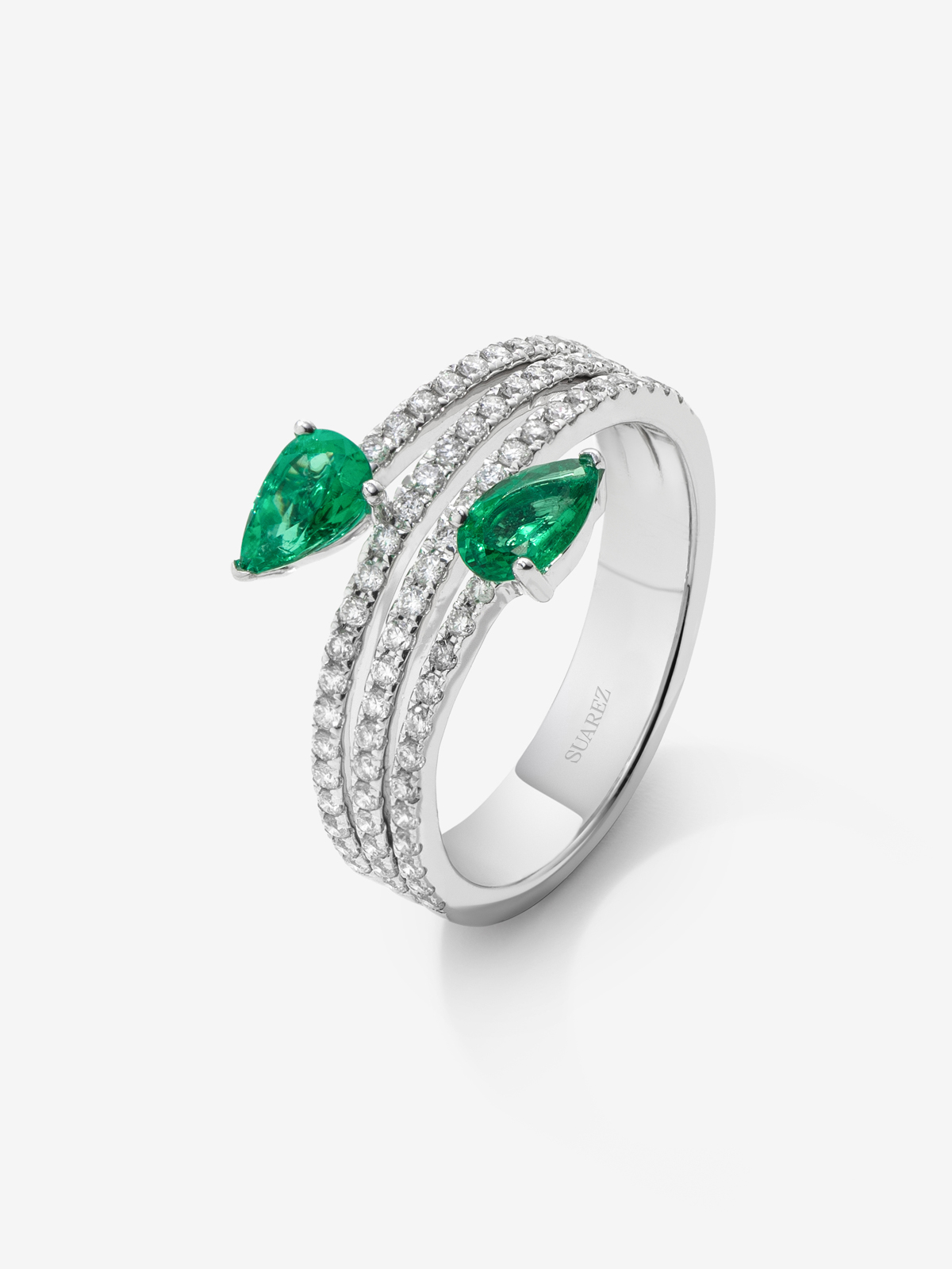 Anillo de oro blanco de 18k con esmeralda 0,61cts y diamantes 1,51cts