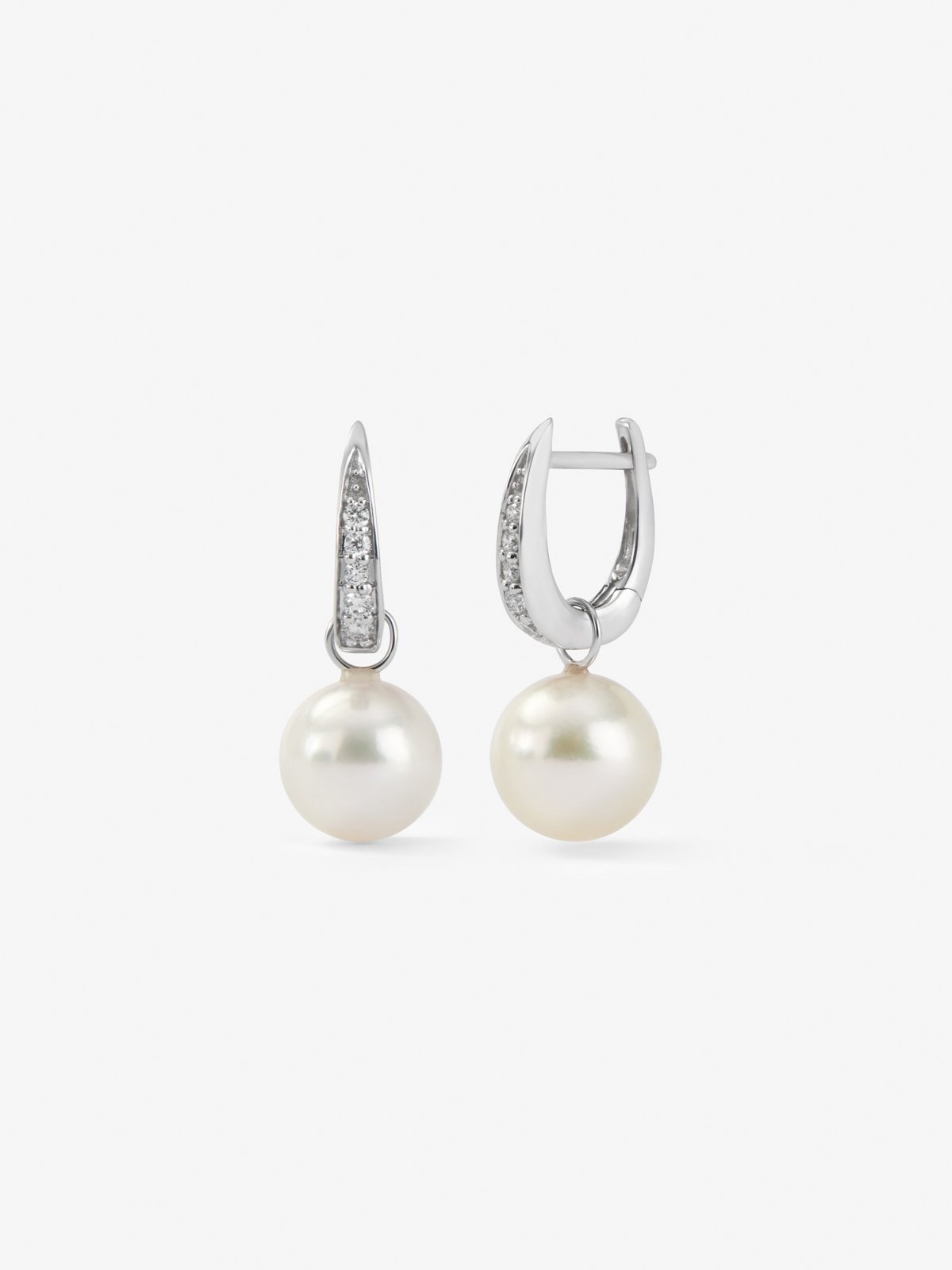 Pendientes de oro blanco de 18K con 2 perlas de 9,5mm y 10 diamantes en talla brillante con un total de 0,12 cts