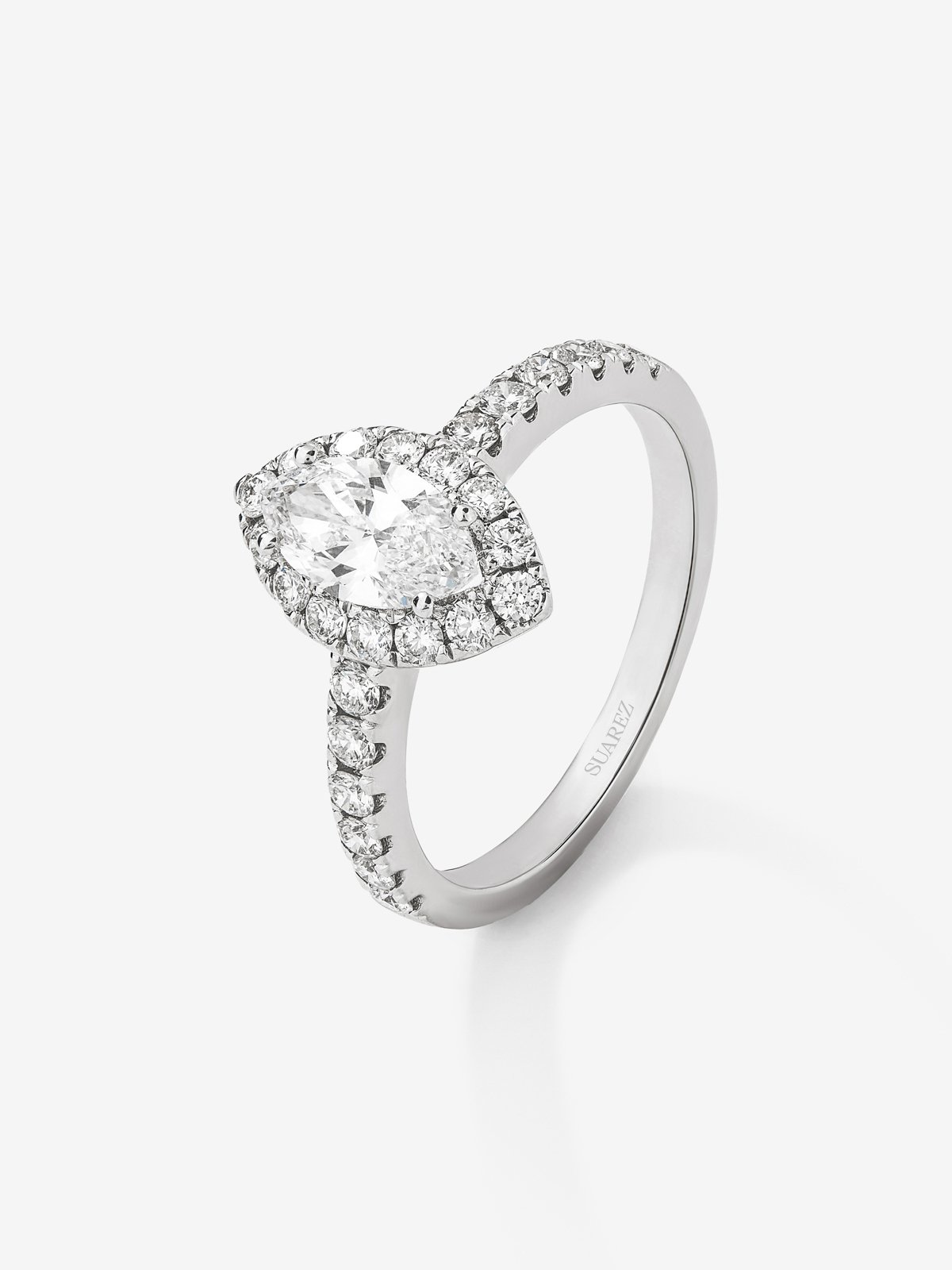 Anillo de oro blanco de 18K con diamante en talla marquise de 0,7 cts y orla y brazo de diamantes en talla brillante con un total de 0,63 cts