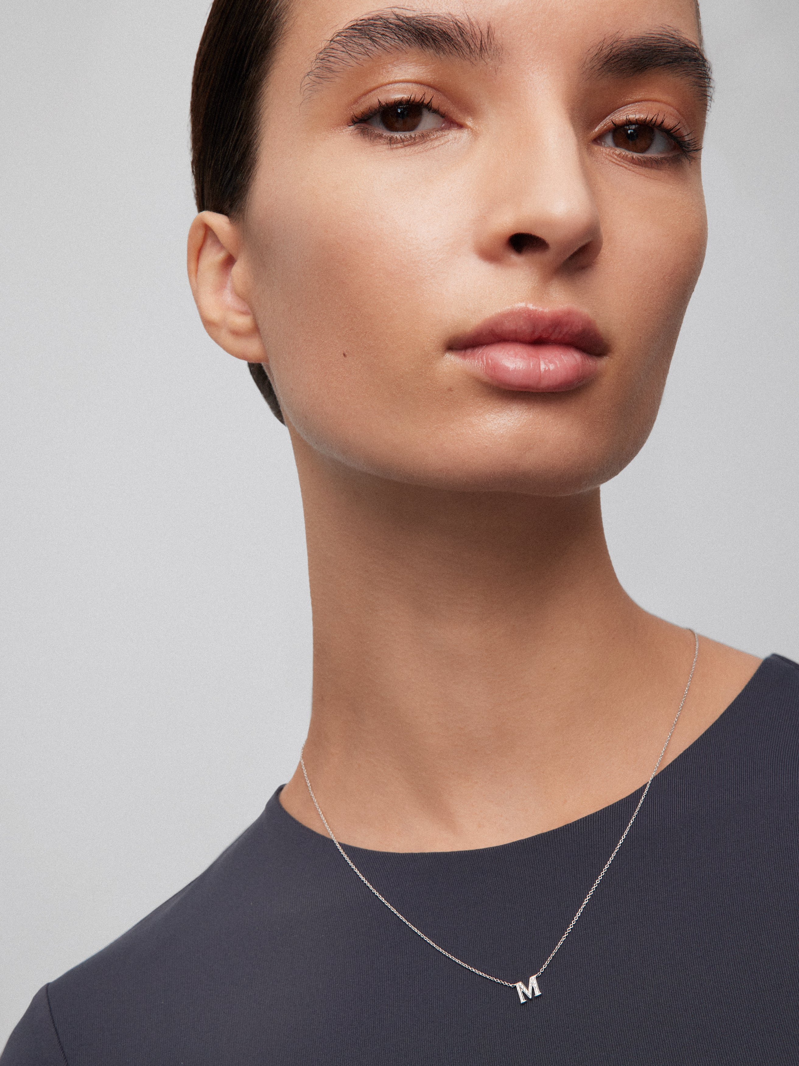 Colgante cadena con inicial pequeña de oro blanco de 18K y diamantes