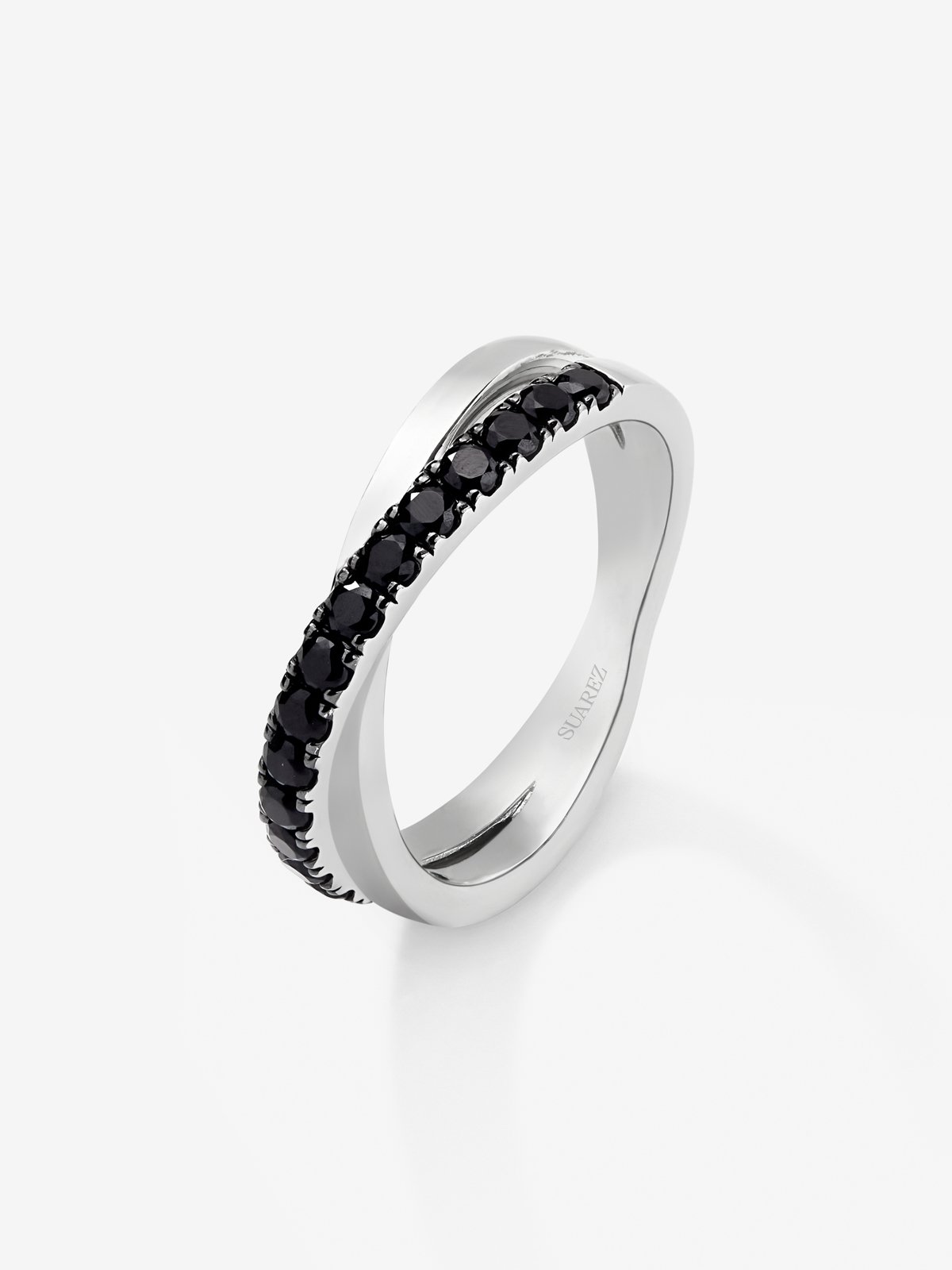 Anillo cruzado de plata 925 con 15 espinelas negras en talla brillante