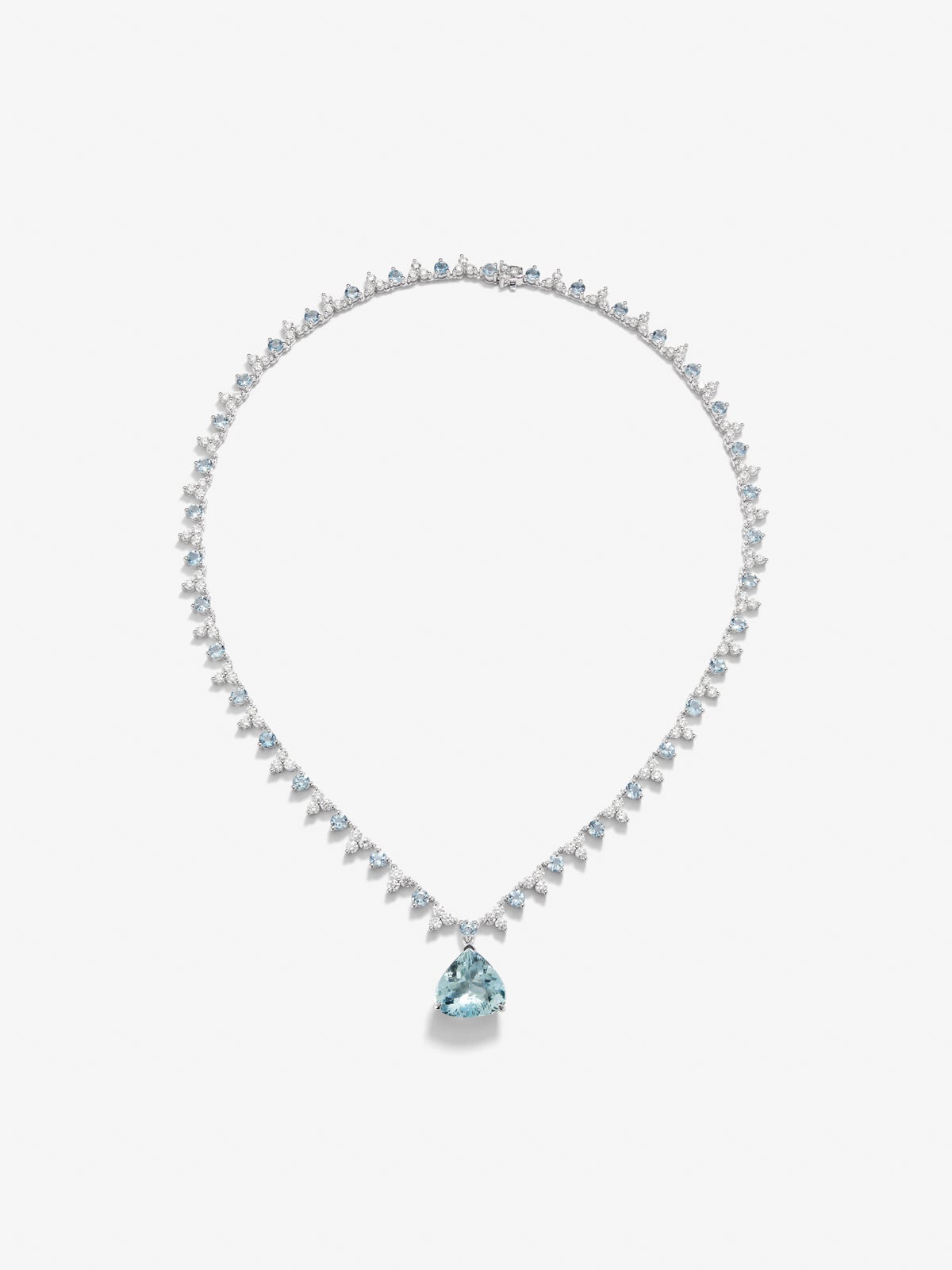 Collar rivière de oro blanco de 18K con aguamarina azul en talla pera de 5,88 cts, aguamarinas azules en talla brillante de 5,41 cts y diamantes blancos en talla brillante de 6,27 cts