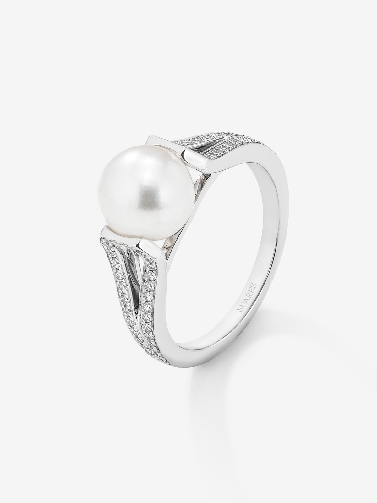 Anillo de oro blanco de 18k con perla Akoya y dimantes