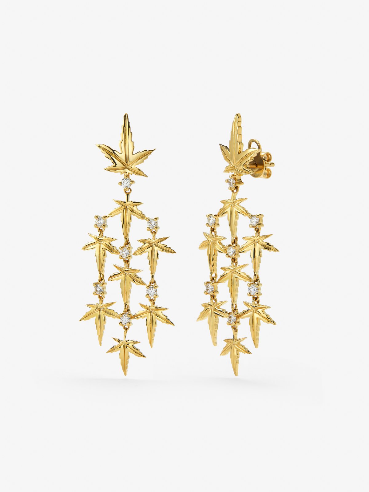 Pendientes de oro amarillo de 18K con 14 diamantes en talla brillante con un total de 0,68 cts y forma de hojas de arce