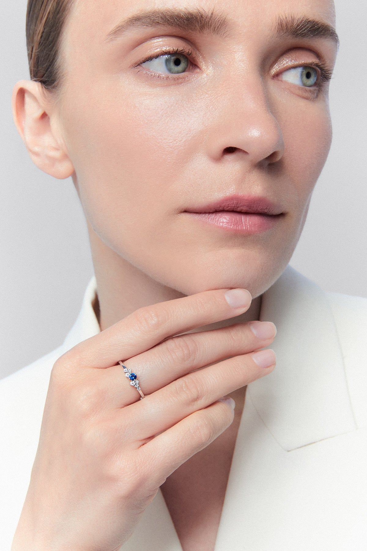 Anillo de oro blanco de 18K con zafiro y diamantes