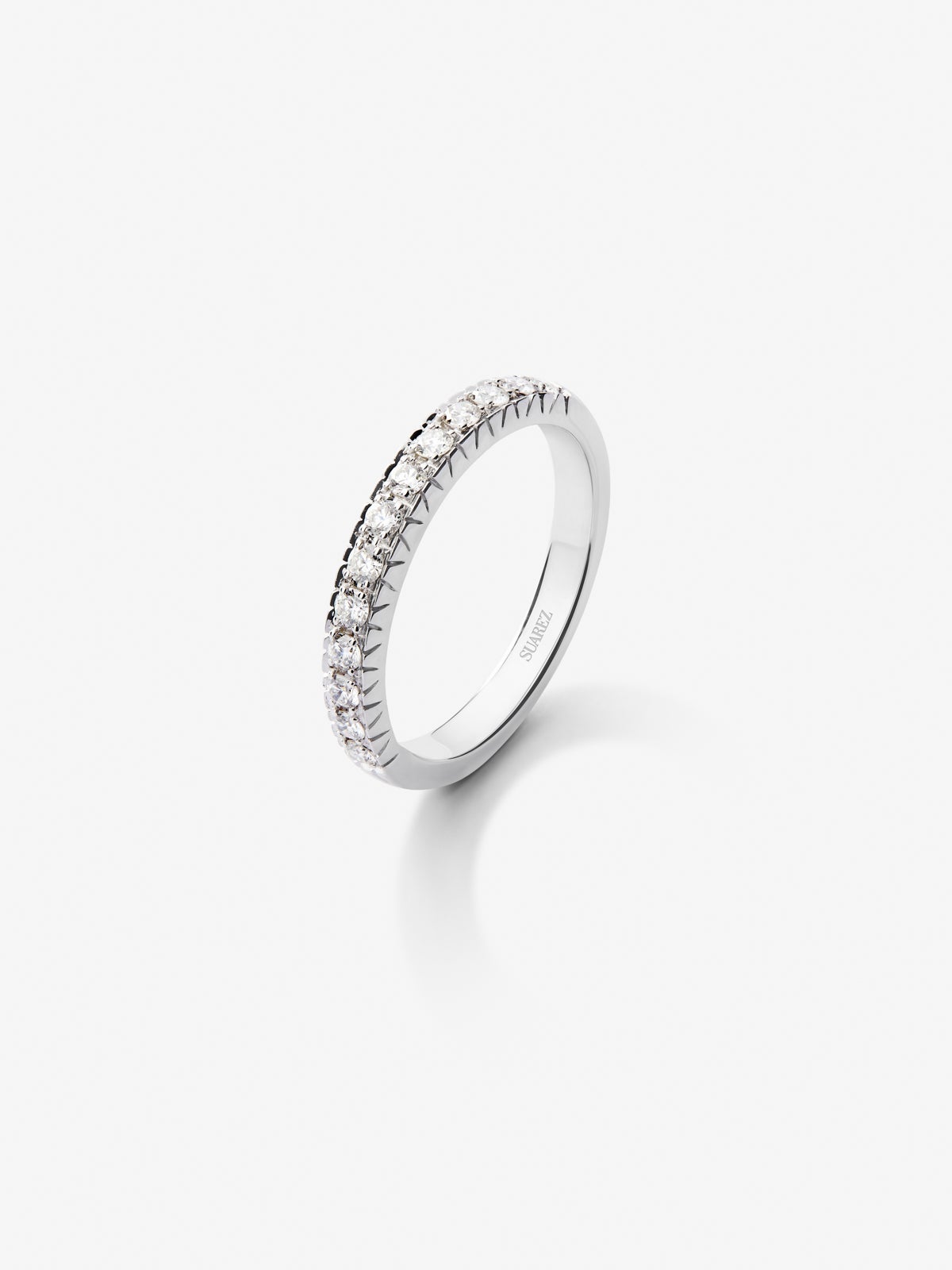 Alianza de oro blanco de 18kt con diamantes