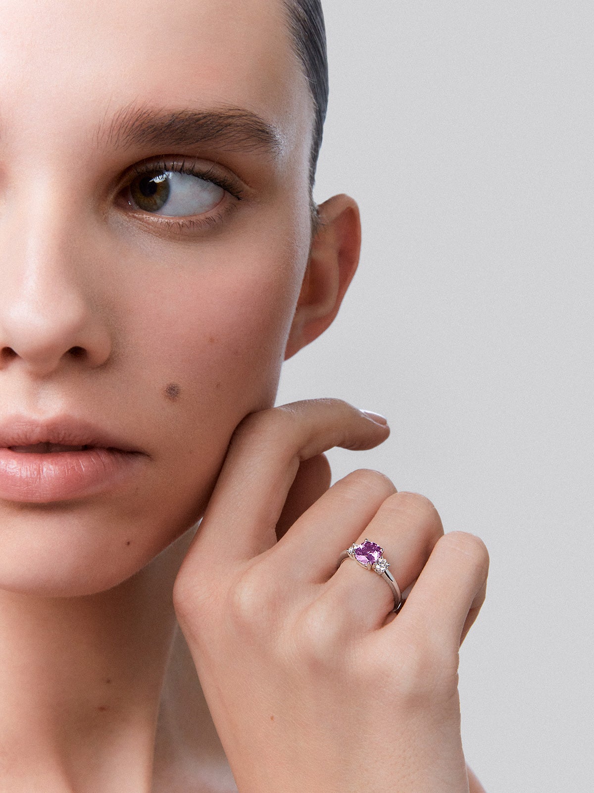 Anillo tresillo de oro blanco de 18kt con zafiro rosa central talla cushion de 1,21cts y diamantes