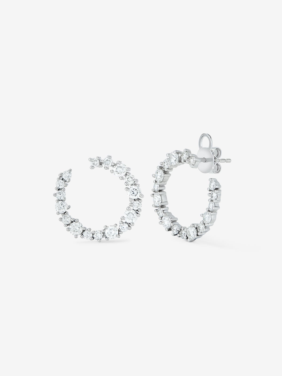Pendientes aro lateral de oro blanco de 18K con diamantes en garra