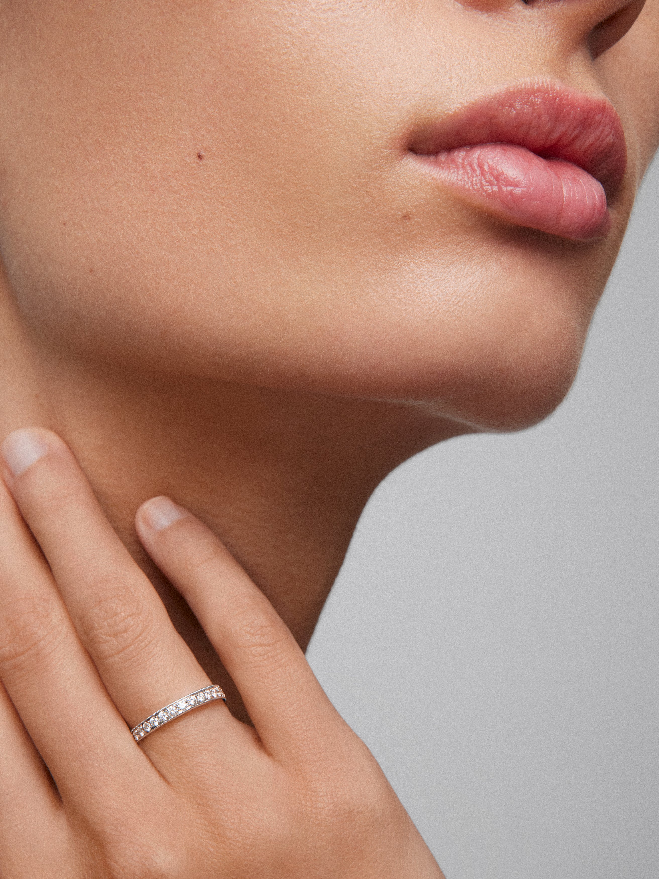 Anillo alianza media de compromiso de oro blanco de 18K con diamantes en banda 0,29ct