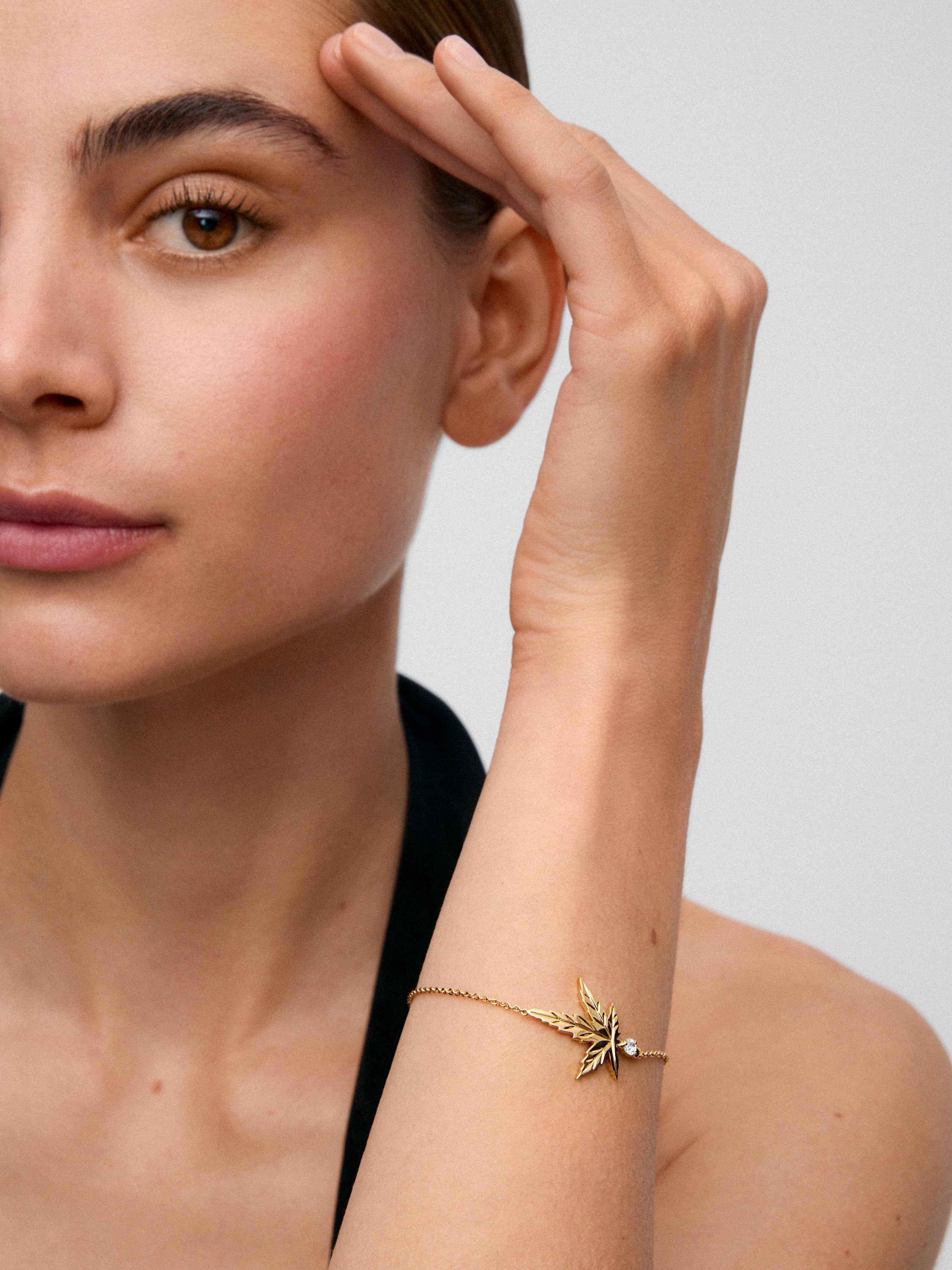 18K yellow gold bracelet with a 0.08 ct brilliant-cut diamond, in a maple leaf design