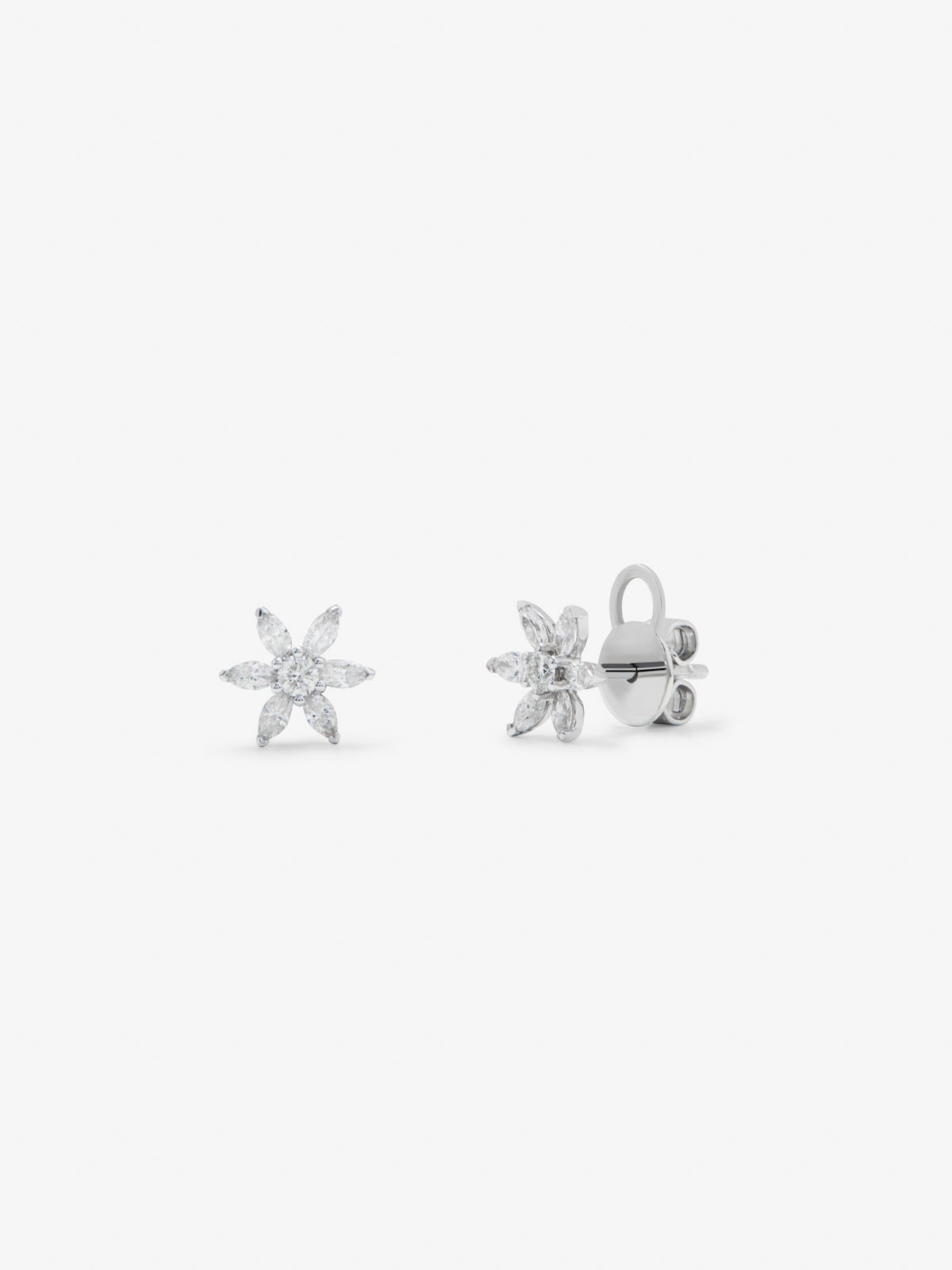 Pendientes de oro blanco de 18K con diamantes 0,41 cts y forma de flor