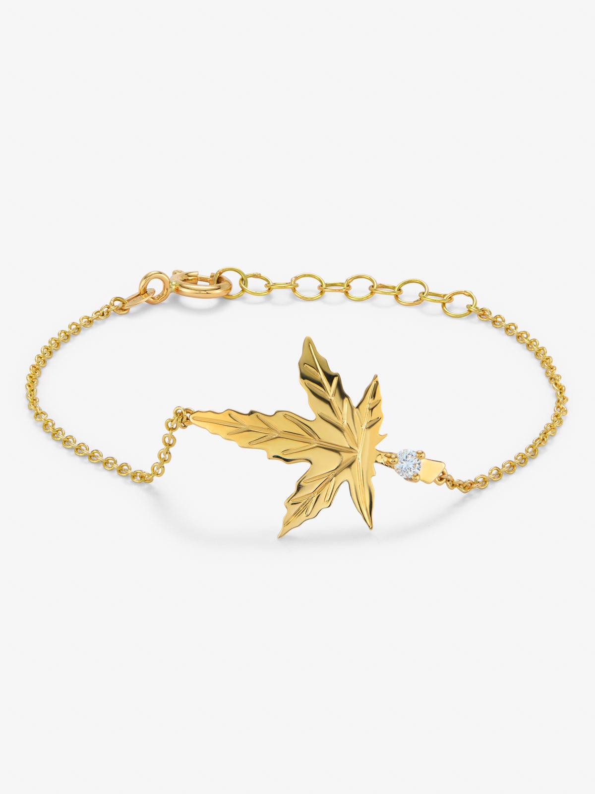 Pulsera de oro amarillo de 18K con un diamante en talla brillante de 0,08 cts y forma de hoja de arce