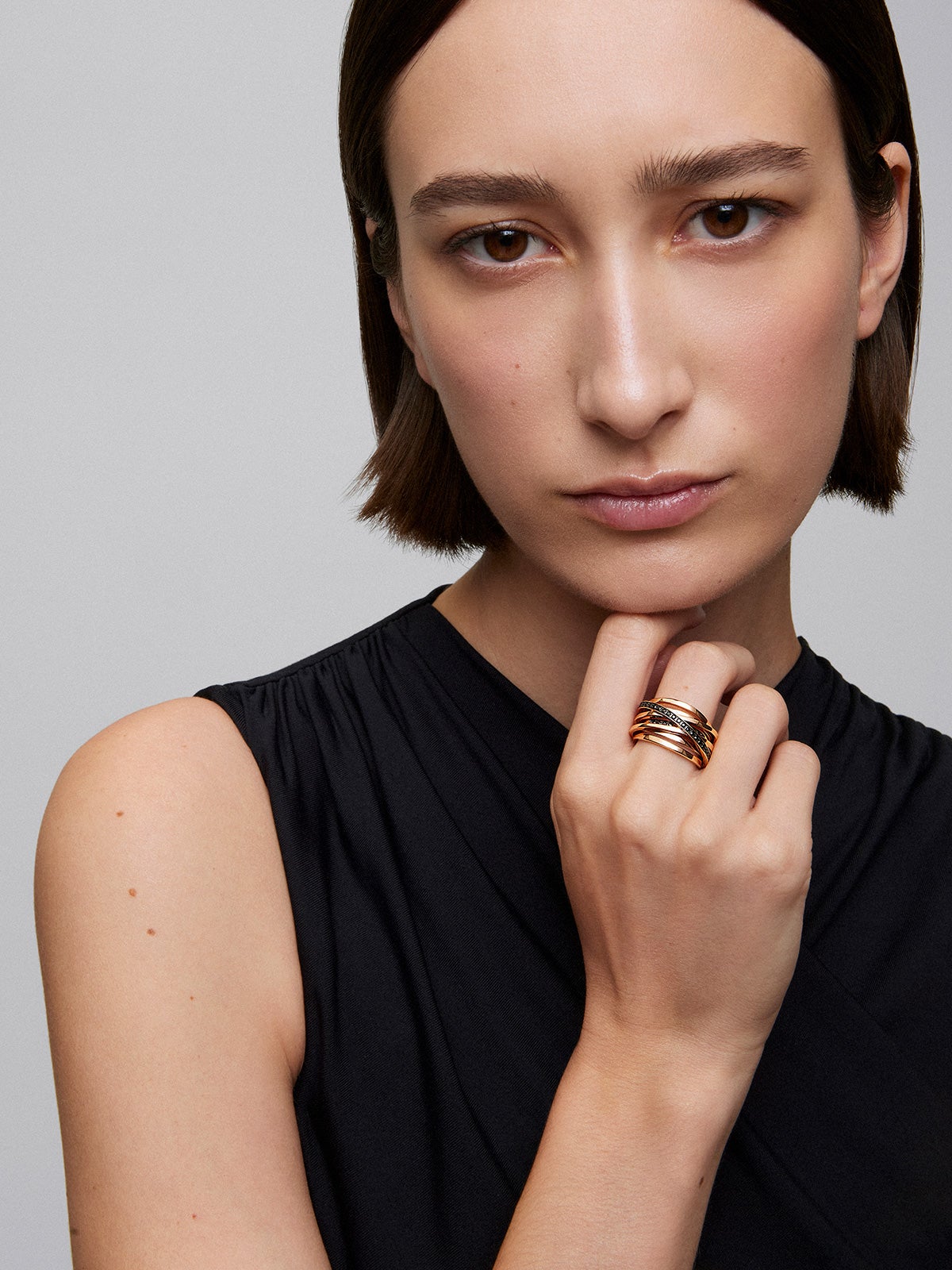 Anillo ancho multibrazo de oro rosa de 18K con espinelas