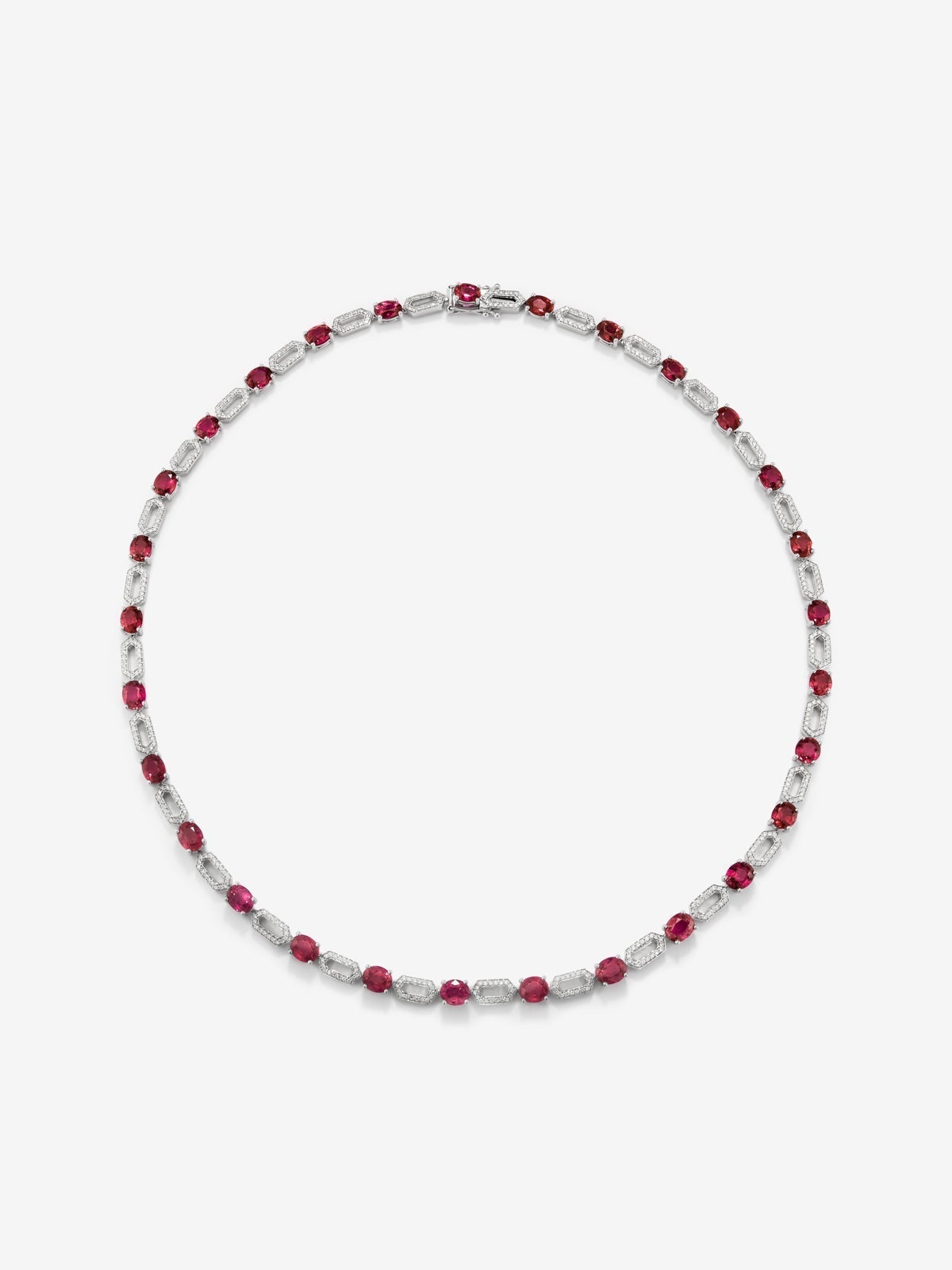 Collar de oro blanco de 18K con rubíes rojos en talla oval de 18,04 cts y diamantes blancos en talla brillante de 1,31 cts