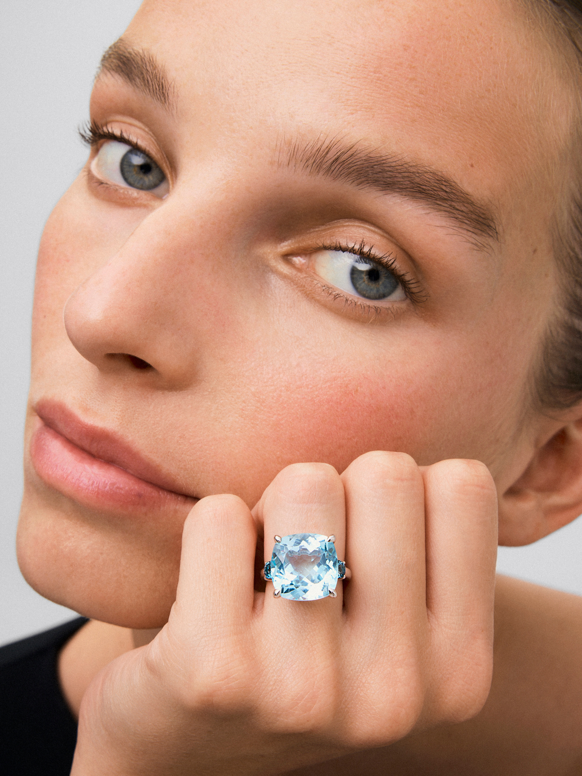 Anillo tresillo de plata con piedras topacio azul Sky central de 16,90cts y topacios azul London