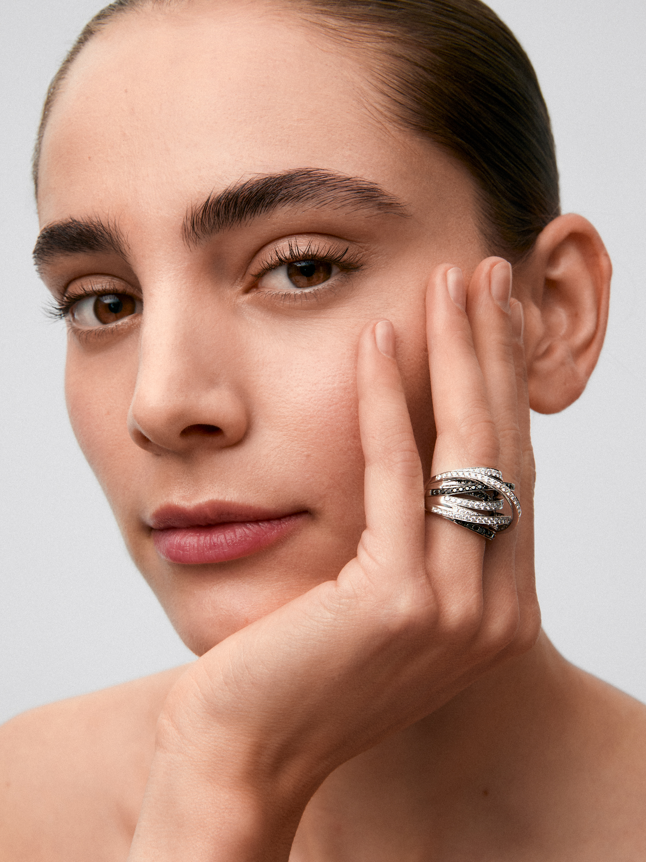 Anillo multibrazo de oro blanco de 18K con 111 diamantes blancos en talla brillante con un total de 2,67 cts y 74 diamantes negros en talla brillante con un total de 1,15 cts