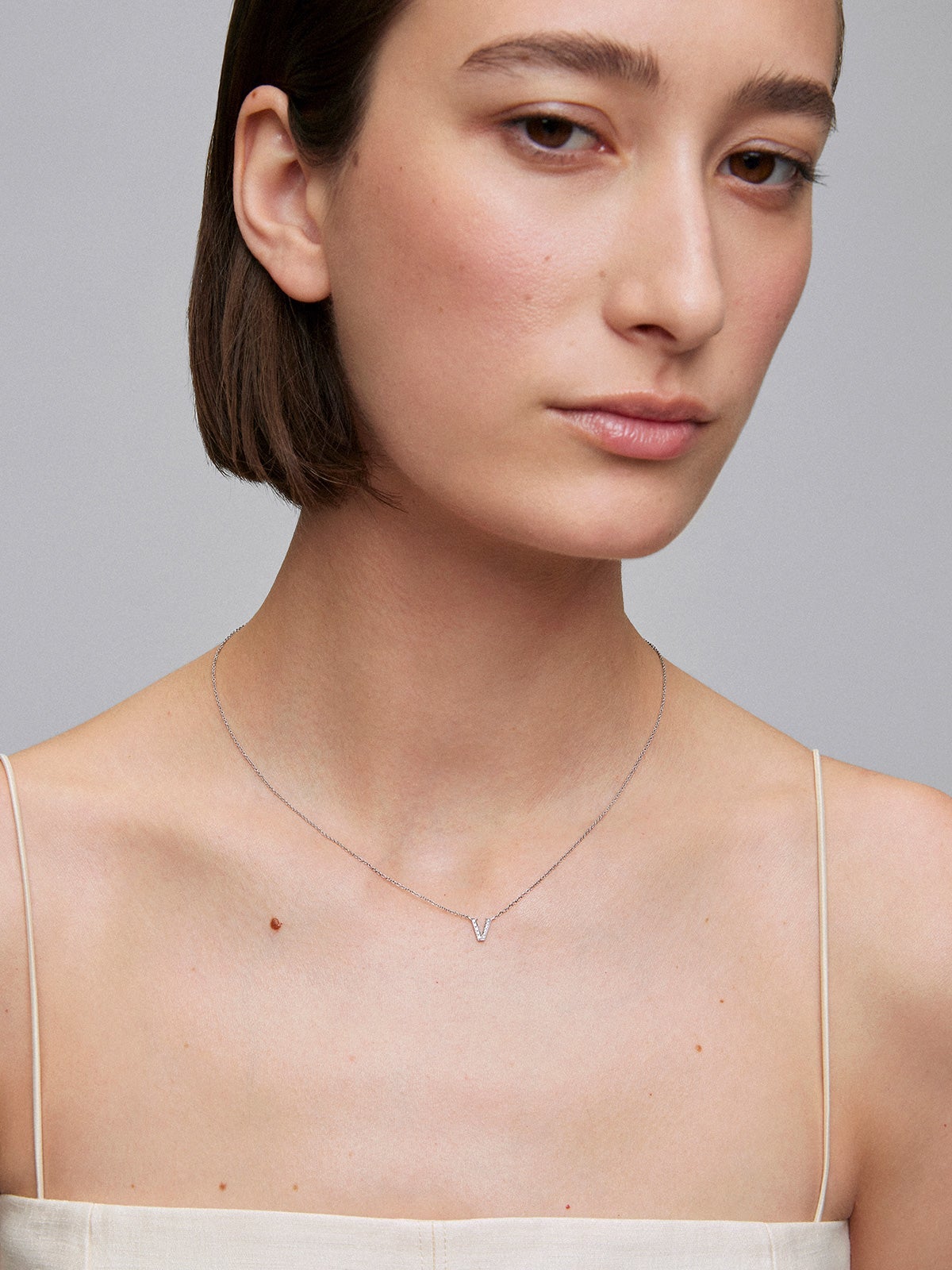 Colgante cadena con inicial pequeña de oro blanco de 18K y diamantes