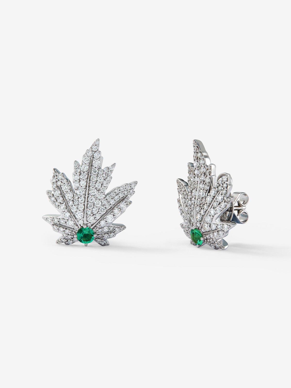 Pendientes de oro blanco de 18K con 2 esmeraldas centrales con un total de 0,34 cts, pavé de diamantes y forma de hoja de arce