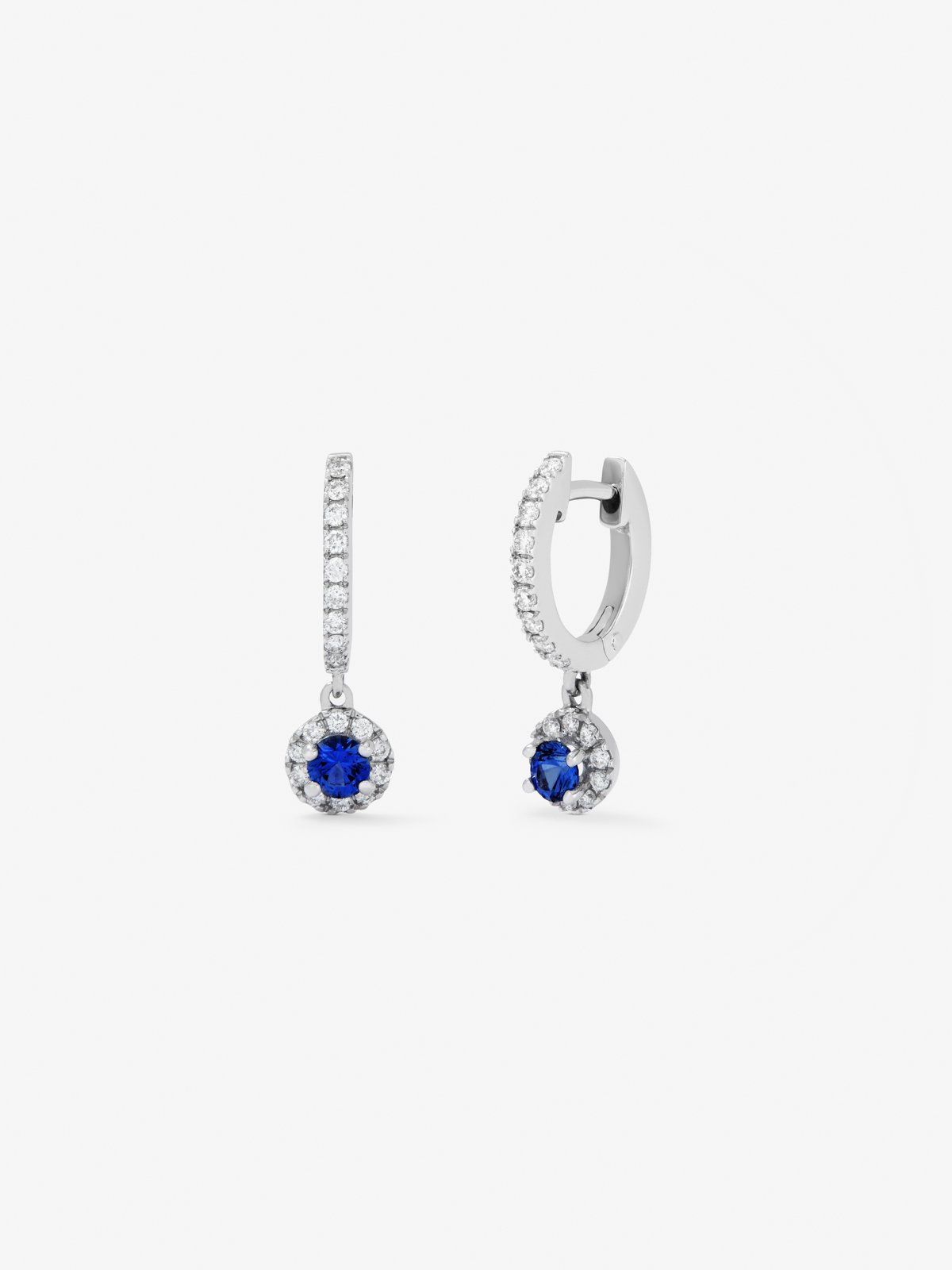Pendientes de aro de oro blanco de 18K con 38 diamantes en talla brillante con un total de 0,29 cts y 2 zafiros azules en talla brillante con un total de 0,37 cts