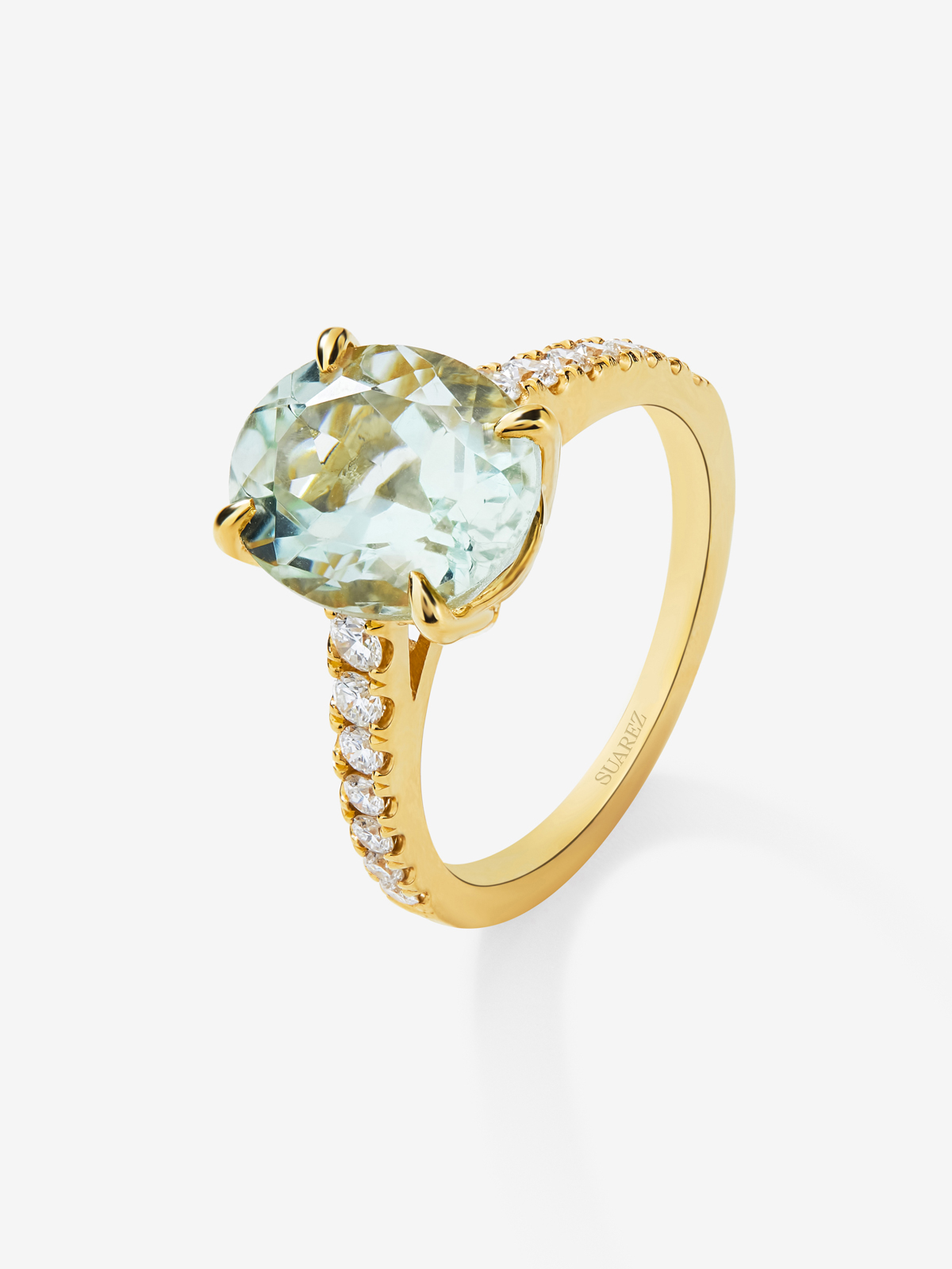 18K yellow gold ring with oval-cut green amethyst of 3.8 cts and 14 brilliant-cut diamonds with a total of 0.32 cts