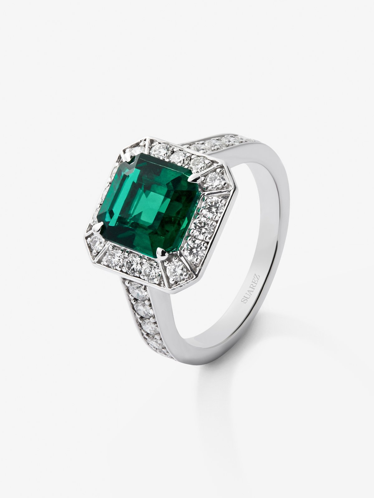 18K white gold ring with emerald cut emerald of 2.6 cts and border and arm of 26 brilliant cut diamonds with a total of 0.7 cts