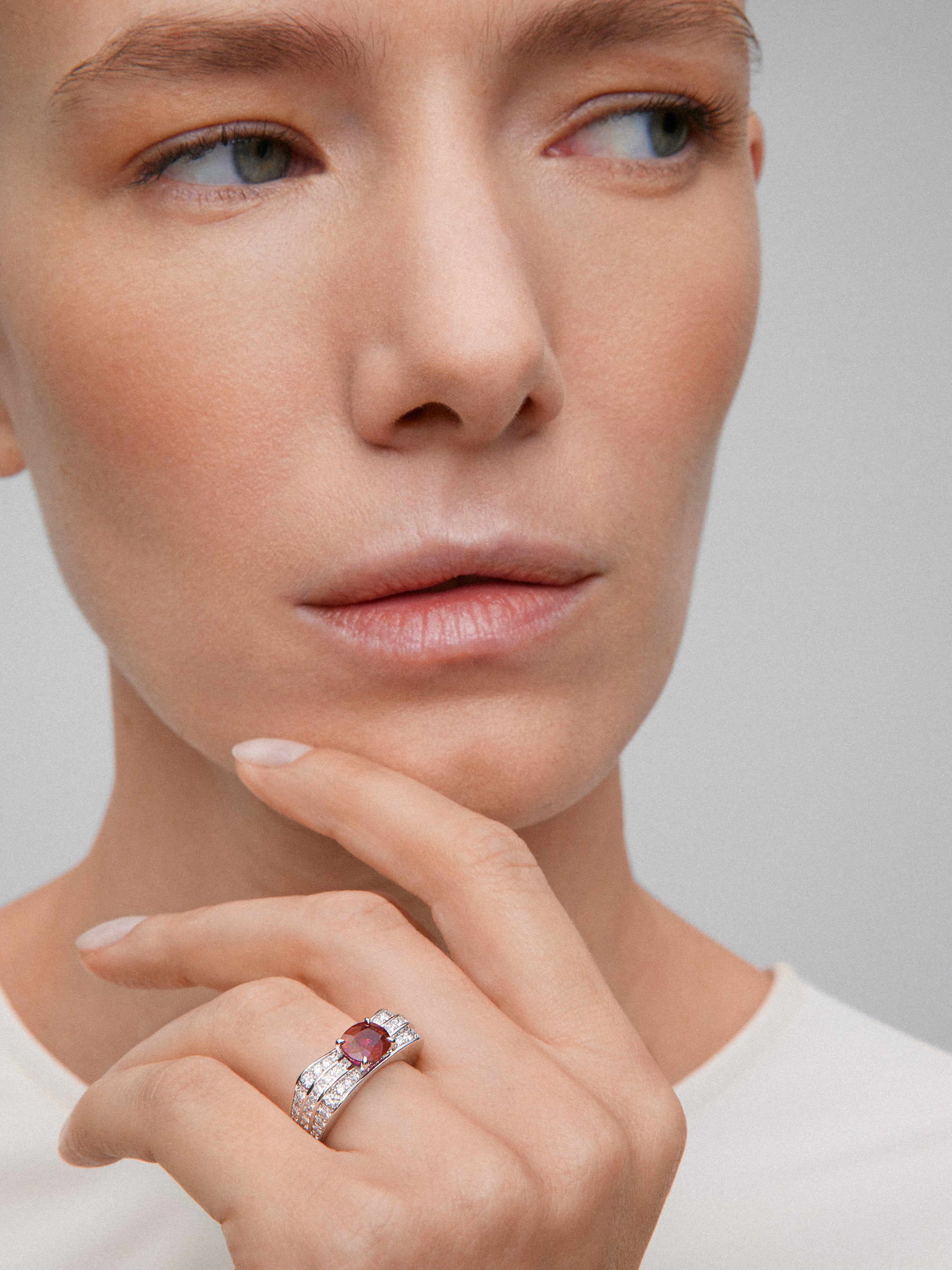 Anillo de oro blanco de 18K con rubí rojo pigeon blod en talla oval de 1,54 cts y diamantes en talla princesa y brillante de 0,93 cts