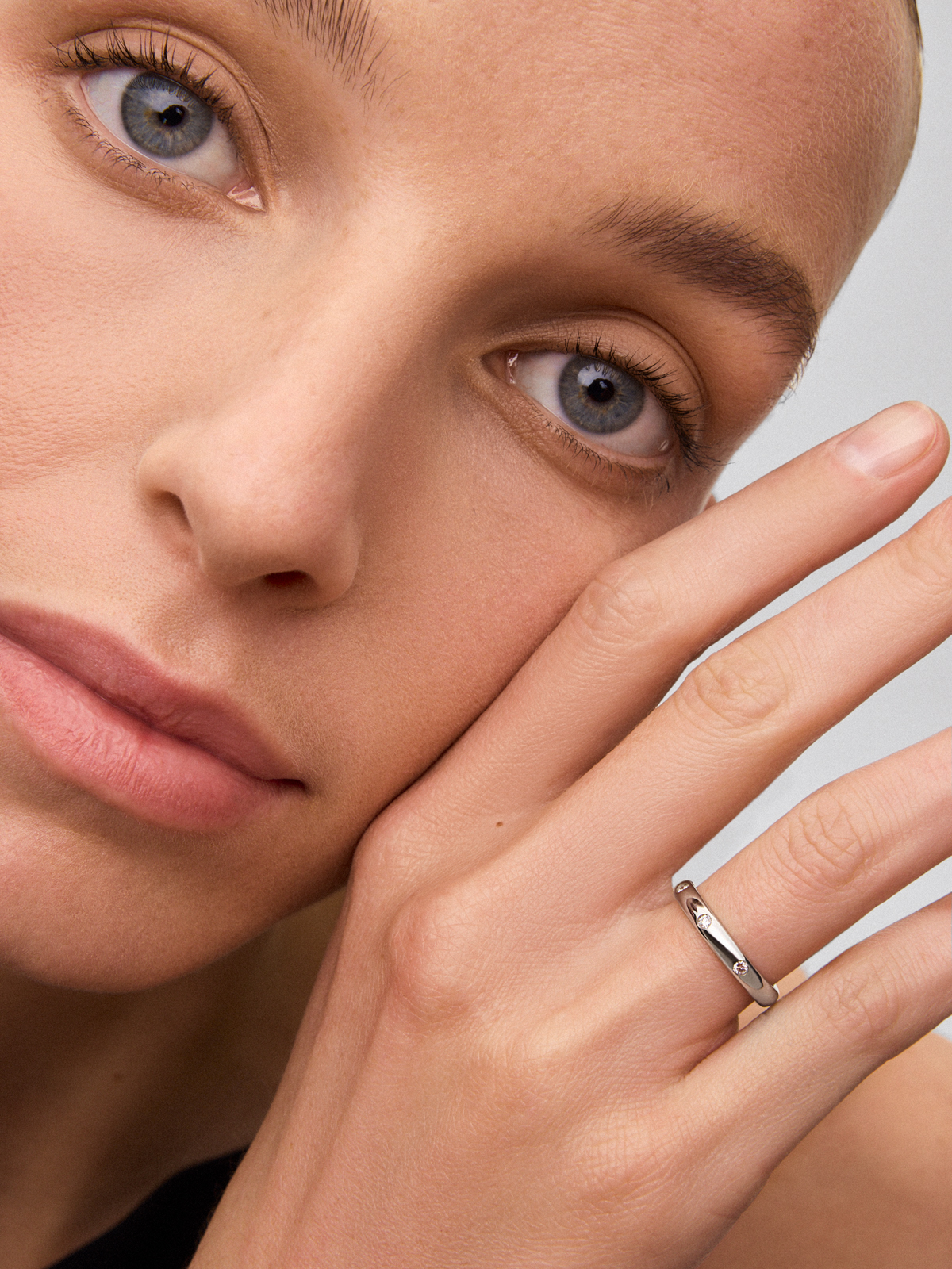 Anillo alianza de boda de oro blanco de 18K con diamantes