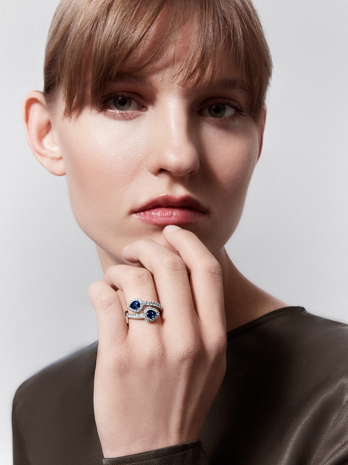 Anillo tú y yo de oro blanco de 18kt con zafiros azules talla pera y diamantes