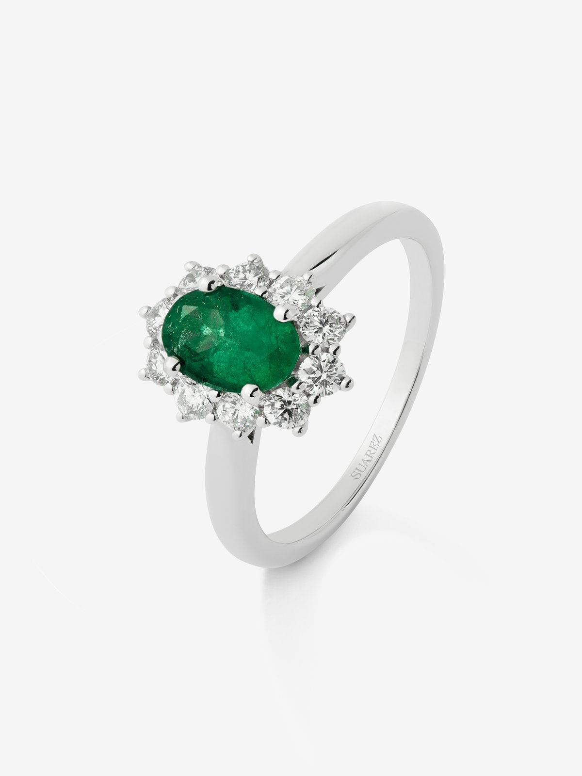 Anillo de oro blanco de 18K con esmeralda verde en talla oval de 0,5 cts y diamantes en talla brillante con un total de 0,18 cts