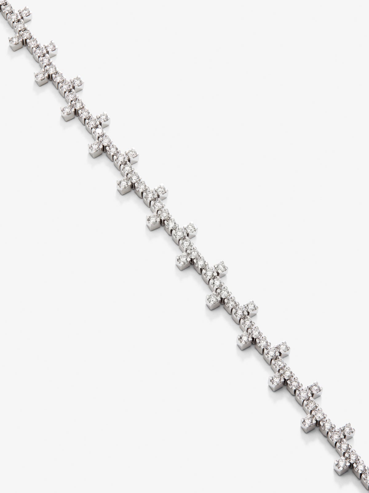 18K white gold necklace with 259 brilliant-cut diamonds with a total of 5.4 cts