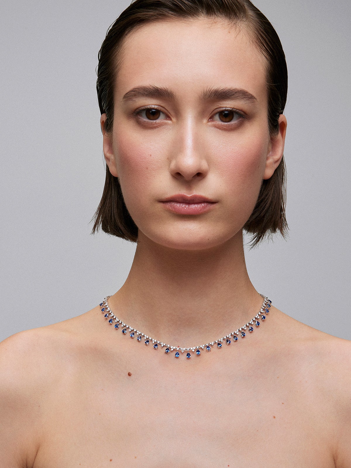 Collar rivière de oro blanco de 18K con zafiros azules en talla pera de 6,51 cts y diamantes en talla brillante de 6,16 cts